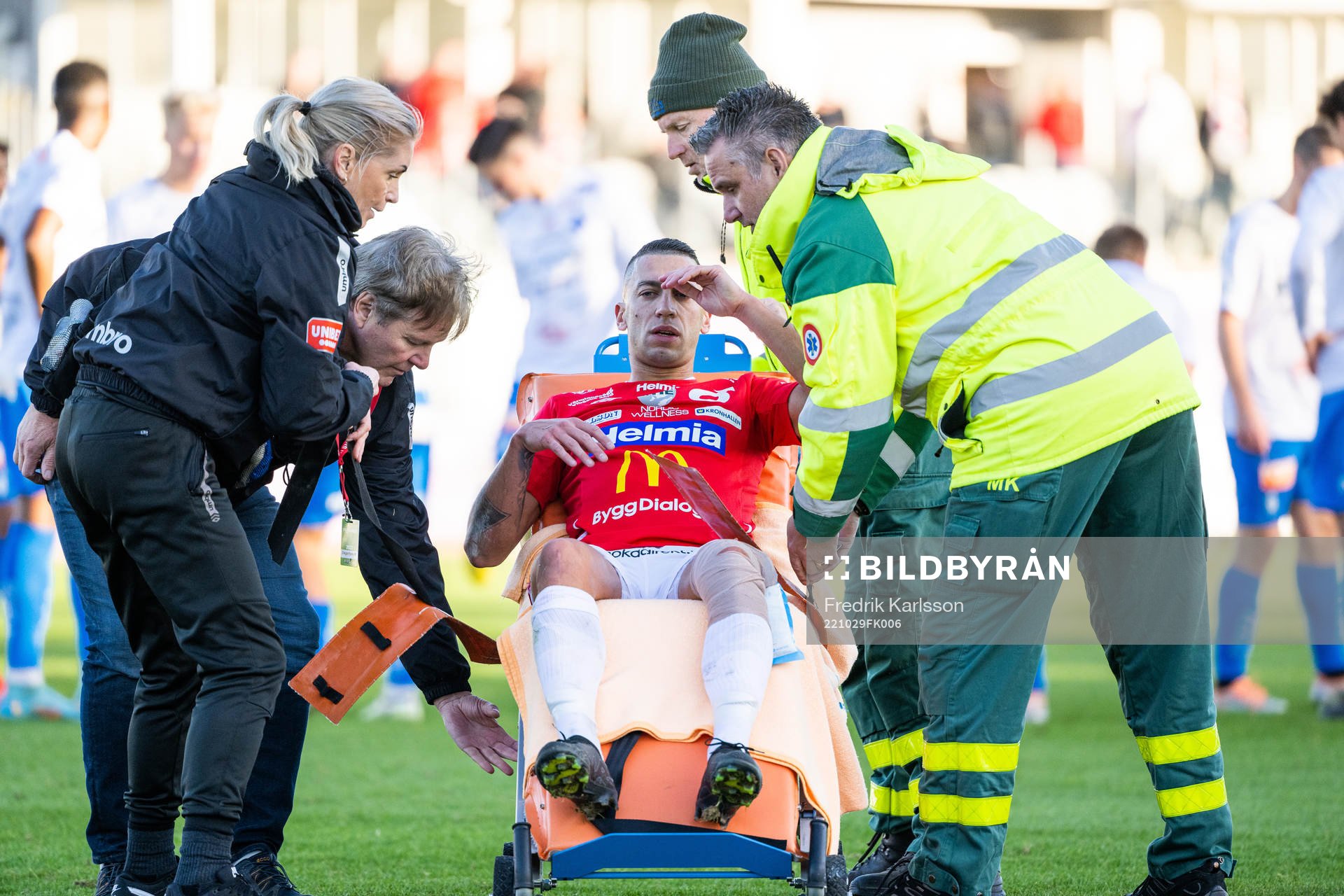 Degerfors Nikola Djurdjic körs ut på bår