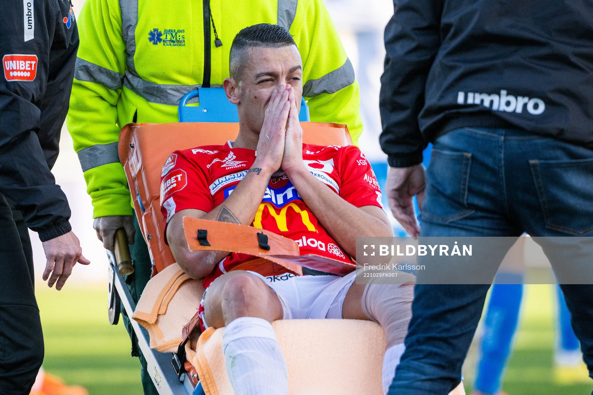 Degerfors Nikola Djurdjic körs ut på bår