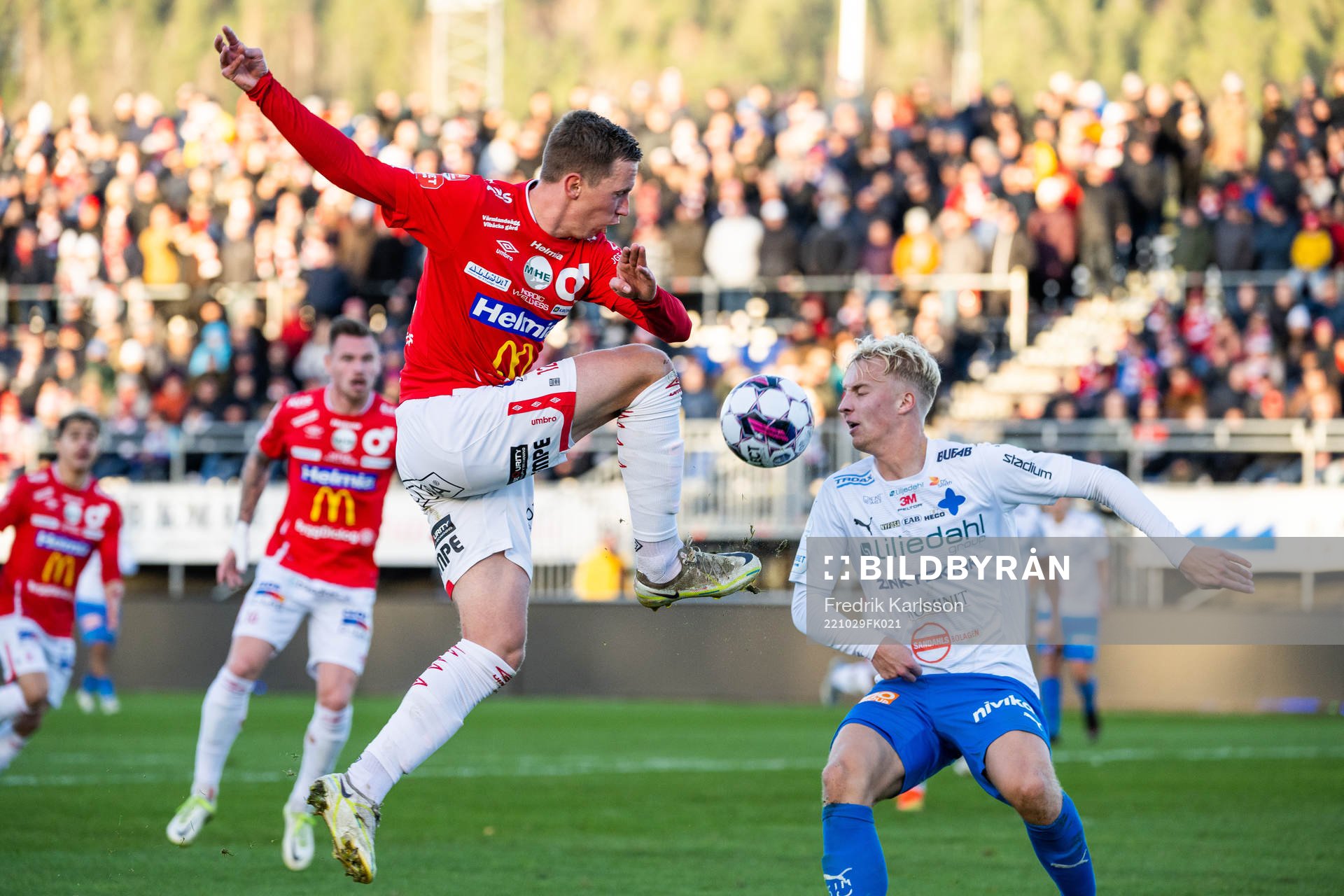 Degerfors Erik Lindell och Värnamos Victor Larsson under fotbollsmatchen i Allsvenskan mellan Degerfors och Värnamo den 29 oktober 2022 i Degerfors.