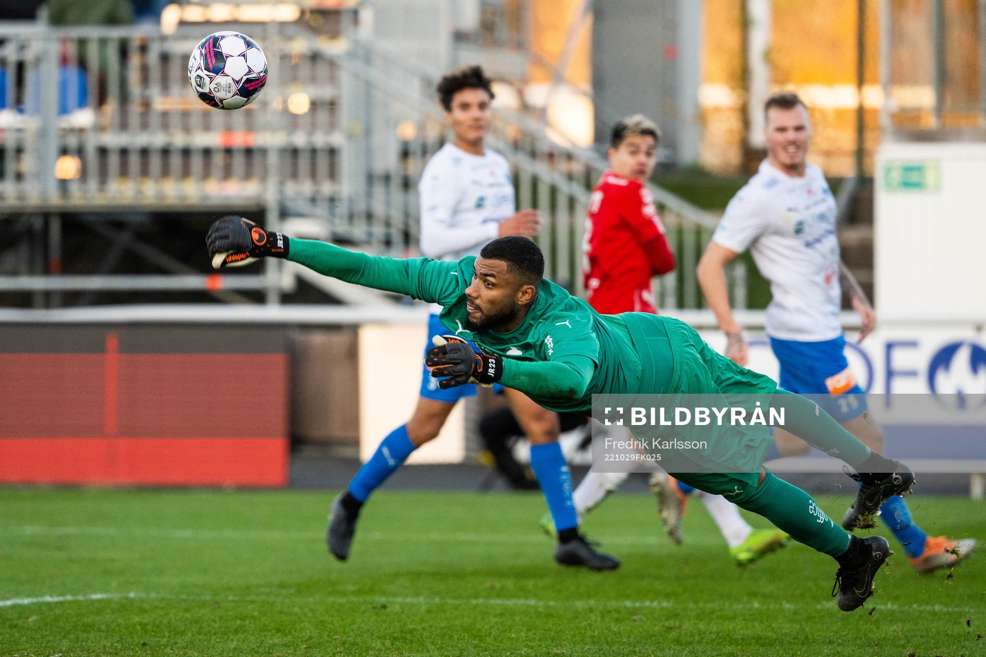 Värnamos Jonathan Ursin Rasheed under fotbollsmatchen i Allsvenskan mellan Degerfors och Värnamo den 29 oktober 2022 i Degerfors. 