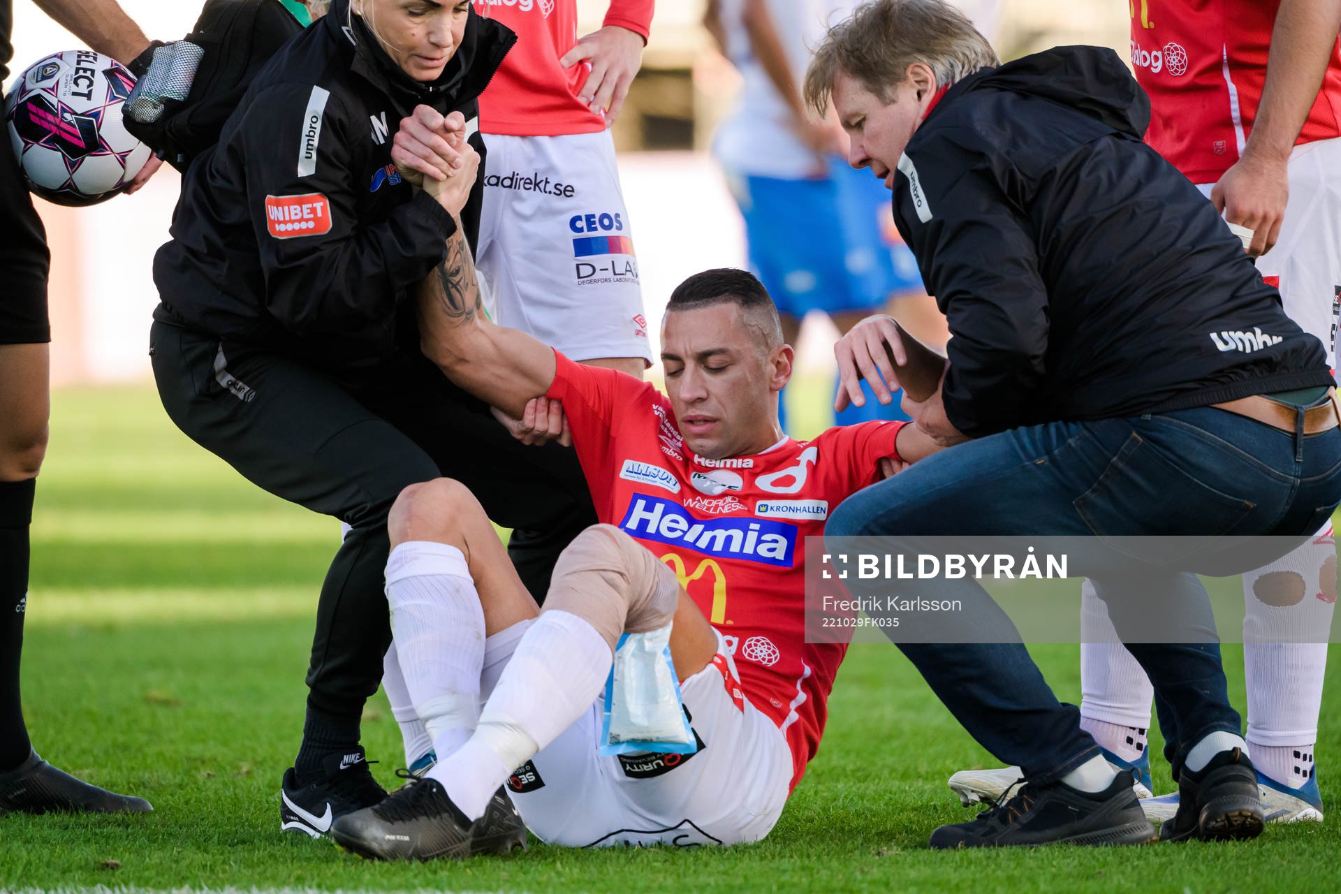Degerfors Nikola Djurdjic får hjälp upp på båren