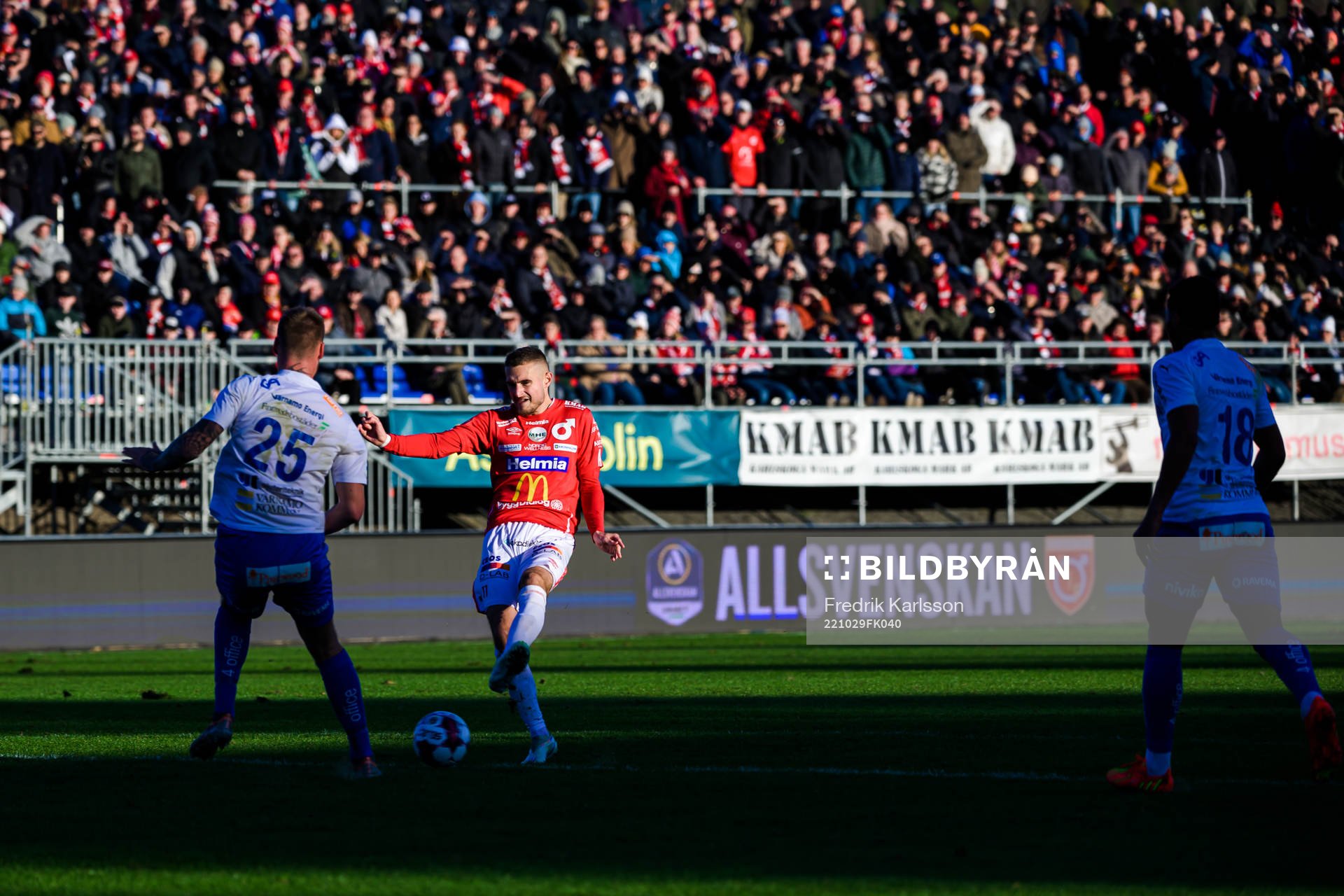Värnamos Victor Eriksson och Degerfors Christos Gravius under fotbollsmatchen i Allsvenskan mellan Degerfors och Värnamo den 29 oktober 2022 i Degerfors.