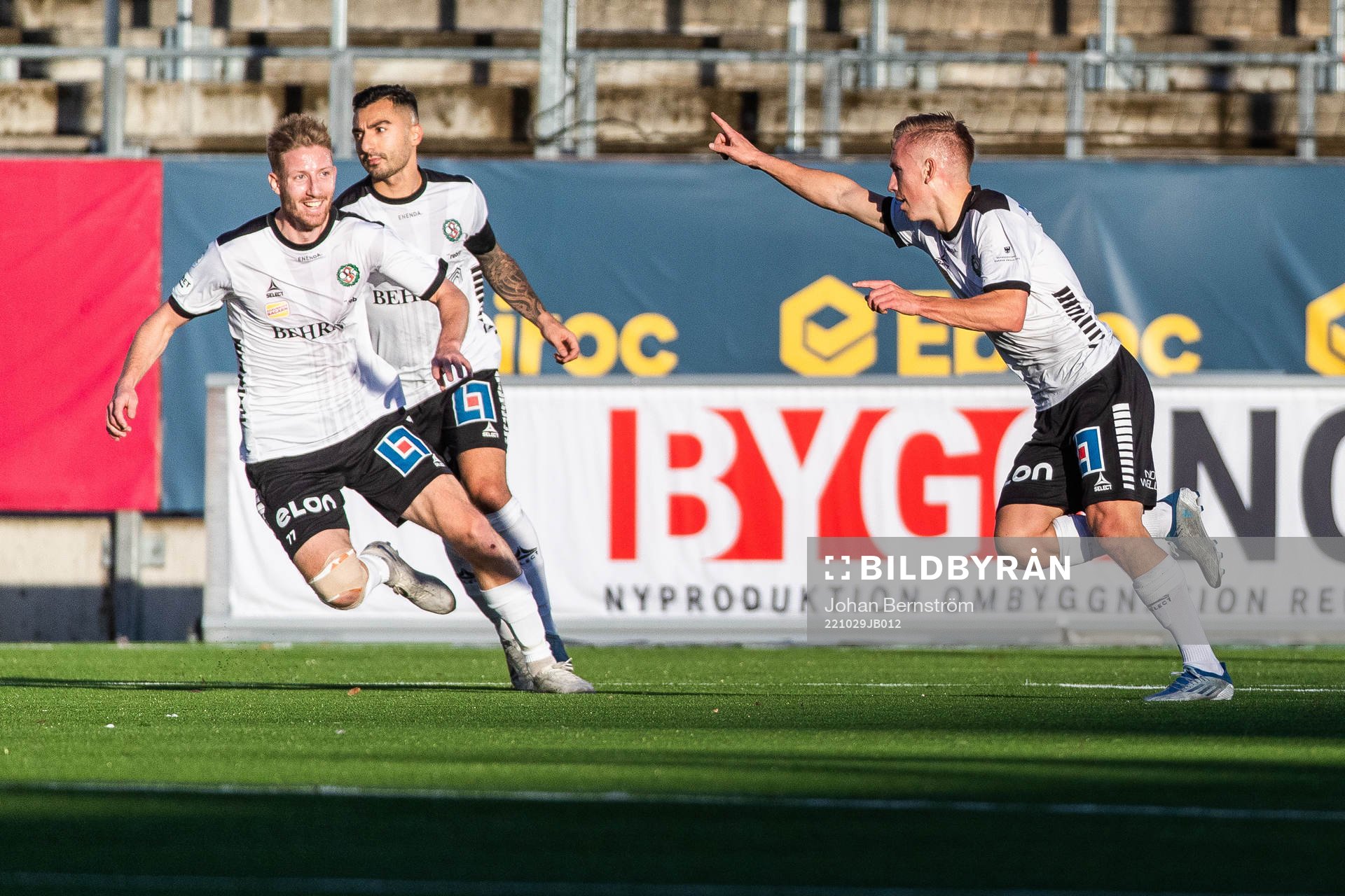 Örebros David Seger gör 2-0 och jublar med Kevin Custovic under fotbollsmatchen i Superettan mellan Örebro och Landskrona den 29 oktober 2022 i Örebro.