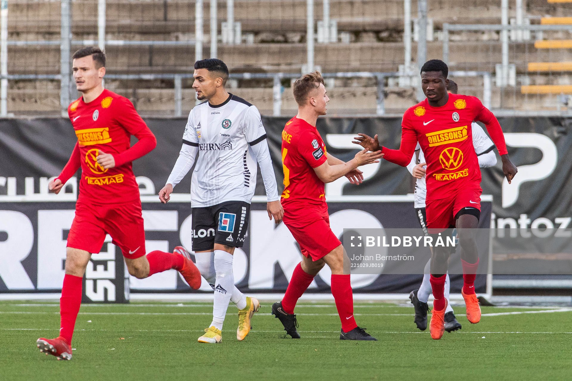 Örebros Ahmed Yasin deppar medan Landskronas Ousmane