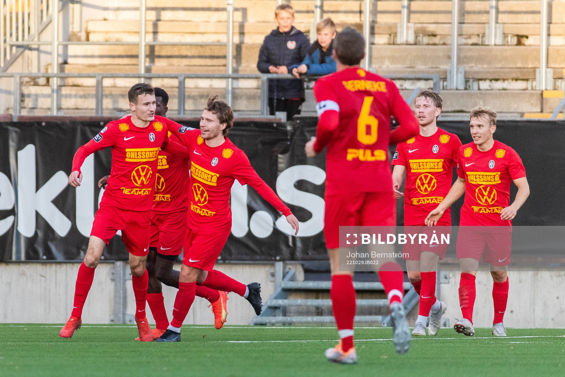 Landskronas Robin Dzabic jublar med lagkamrater