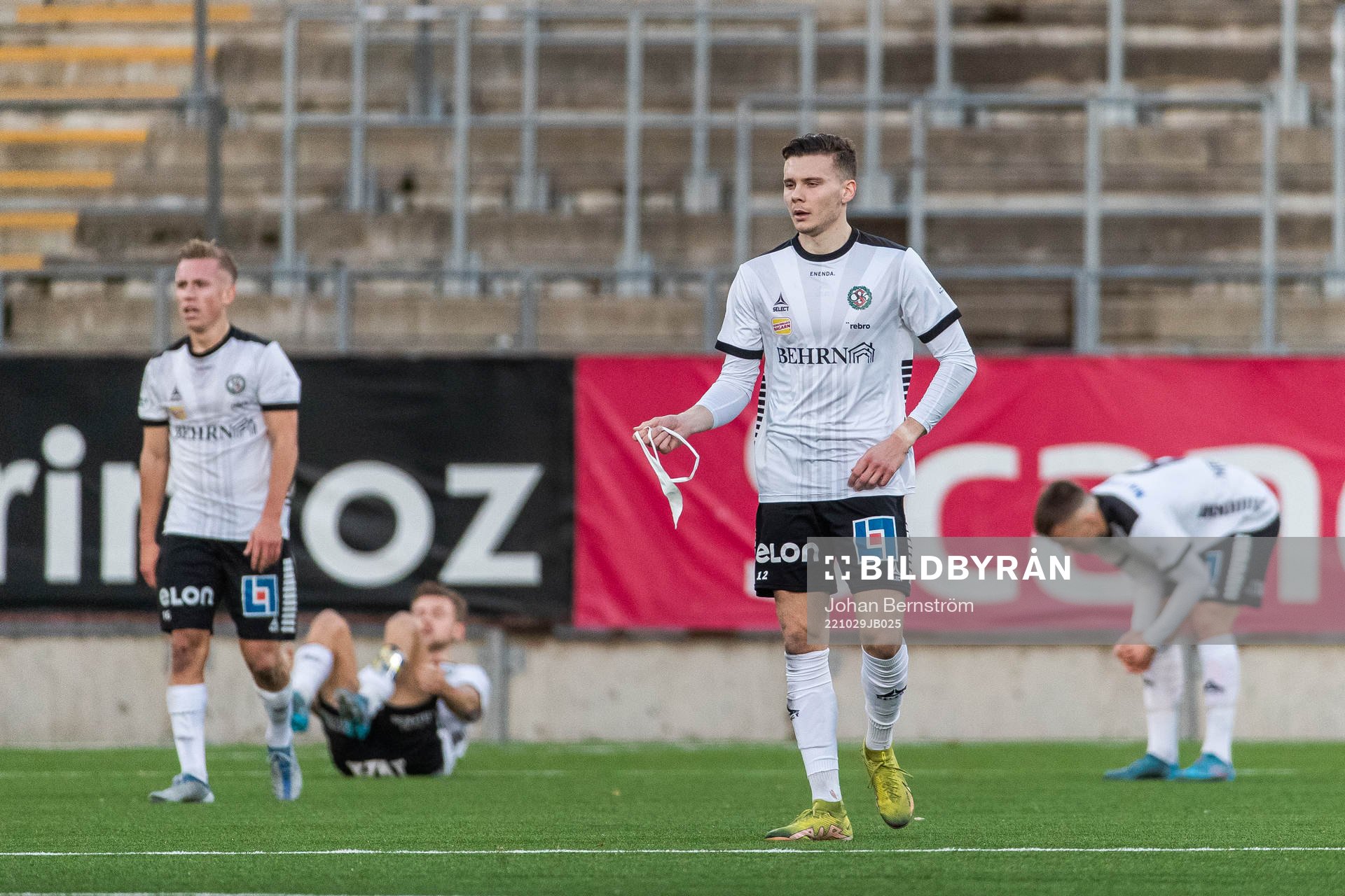 Örebros David Seger och Jake Larsson deppar