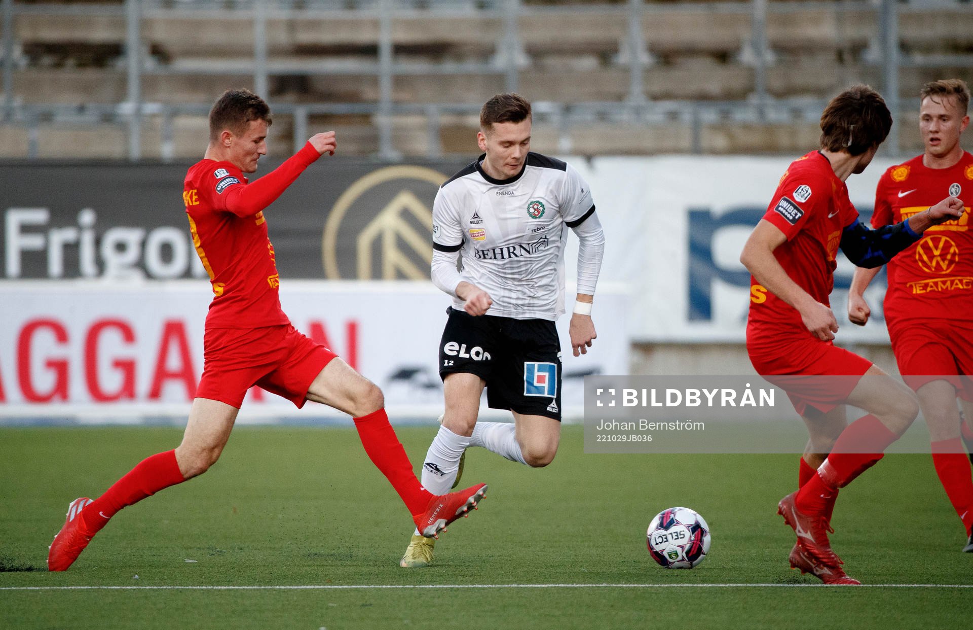 Örebros Jake Larsson och Landskronas Robin Dzabic