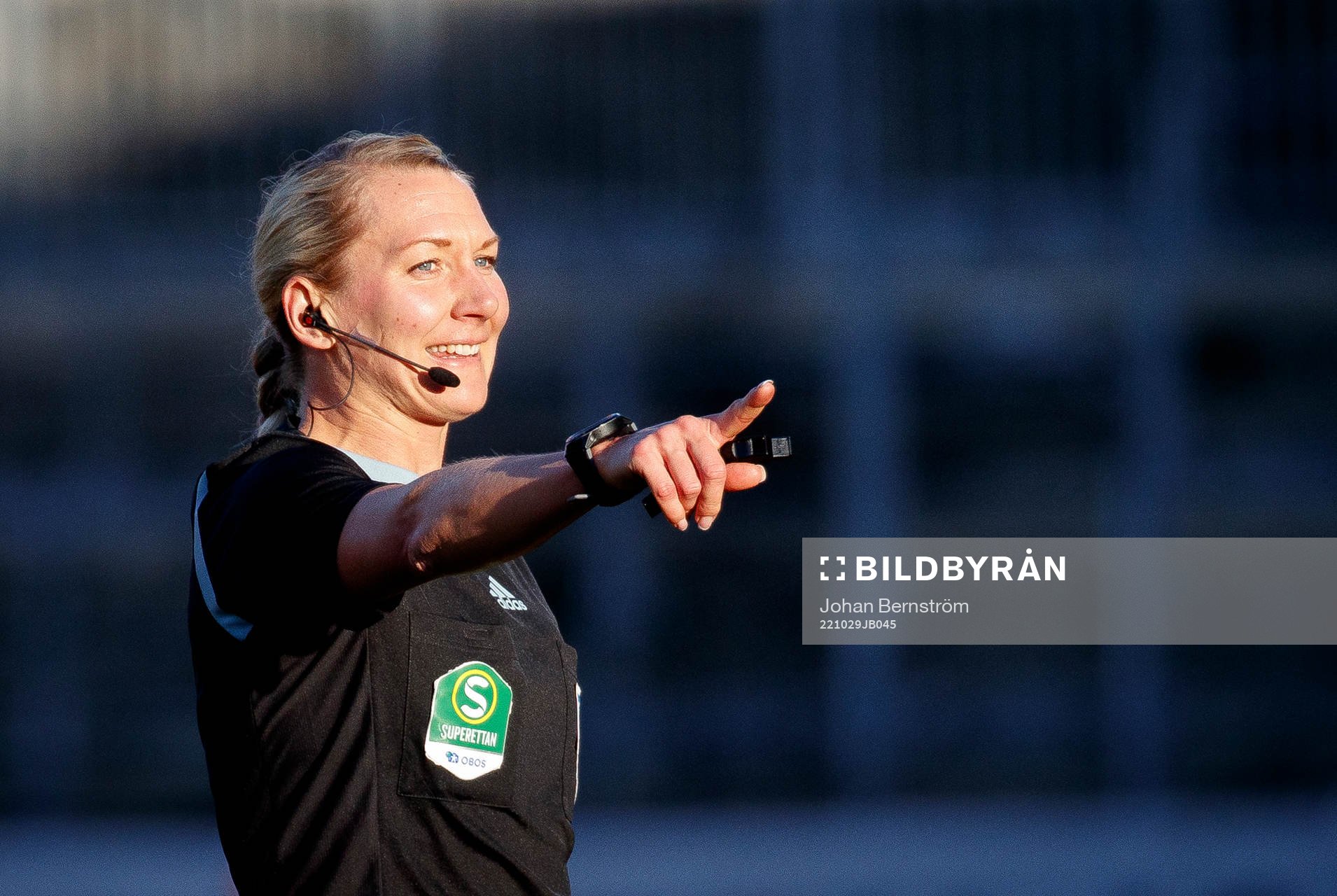 Domare Tess Olofsson under fotbollsmatchen i Superettan mellan Örebro och Landskrona den 29 oktober 2022 i Örebro. 