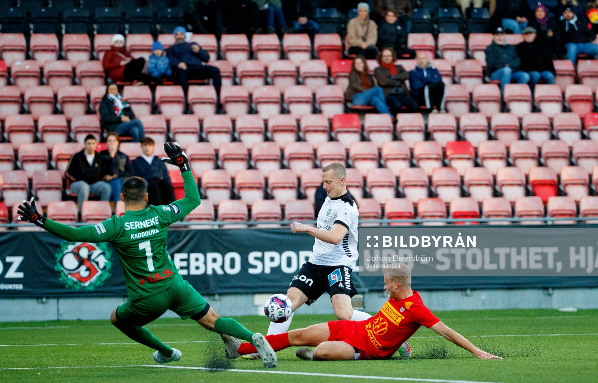 Örebros Daniel Gustafsson och Landskronas målvakt Amr