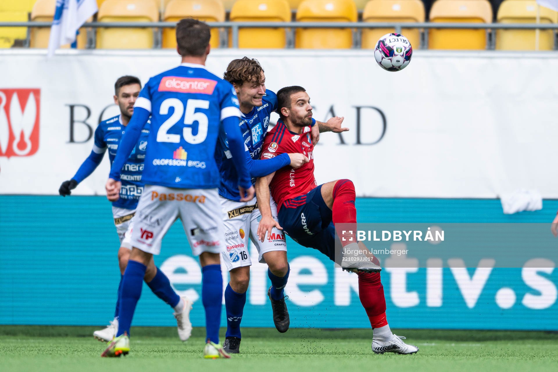 Norrbys Alexander Salo och Östers Vladimir Rodic under fotbollsmatchen i Superettan mellan Norrby och Öster den 29 oktober 2022 i Borås. 