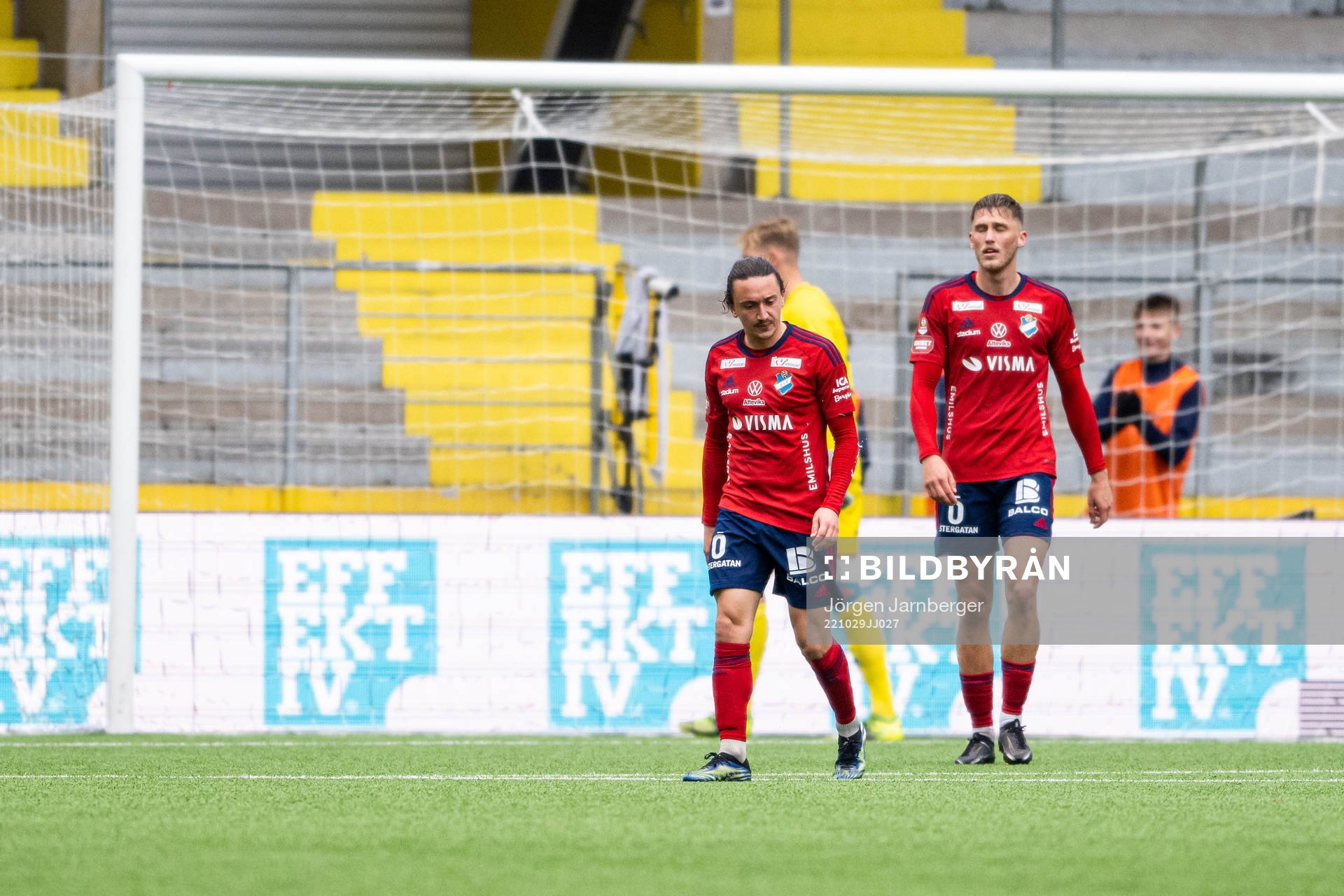 Östers Mattias Pavic och Emil Engqvist deppar