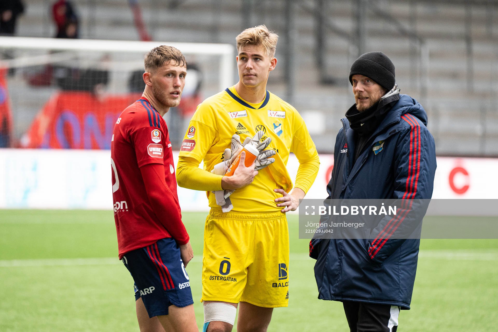 Östers Emil Engqvist och målvakt Mathias Nilsson deppar