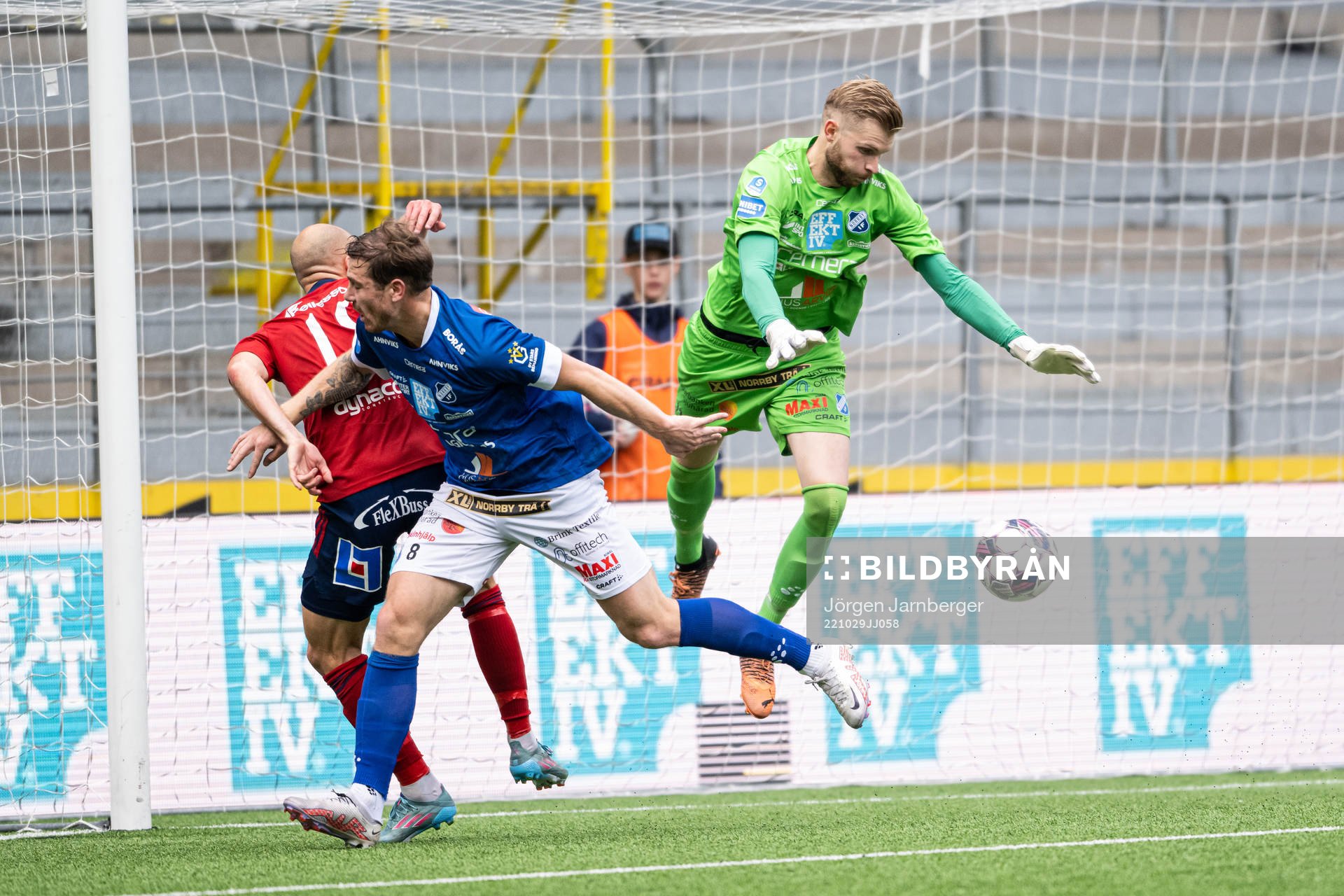 Norrbys målvakt Anton Cajtoft under fotbollsmatchen i Superettan mellan Norrby och Öster den 29 oktober 2022 i Borås. 