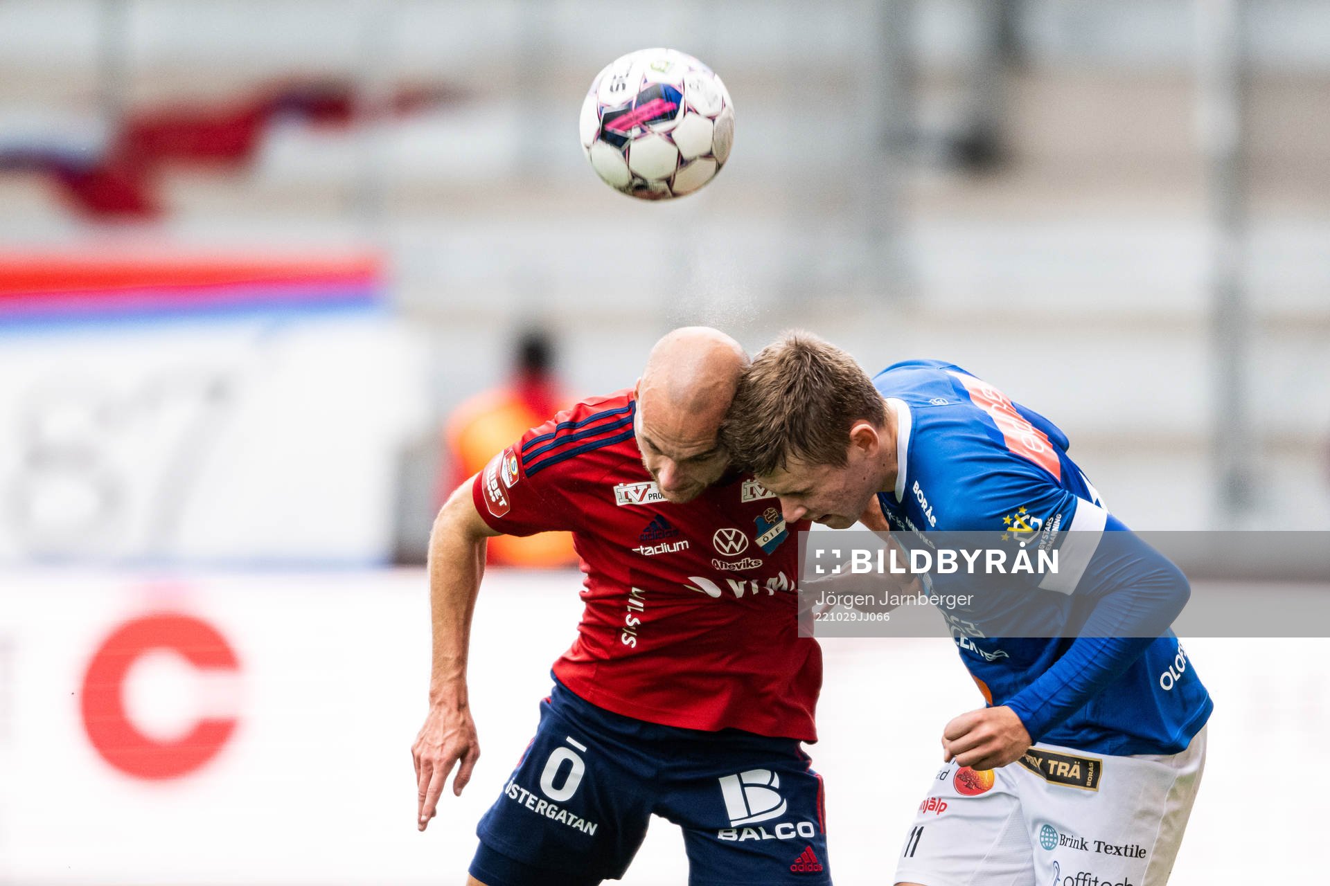 Östers Jonathan Drott och Norrbys Max Andersson under fotbollsmatchen i Superettan mellan Norrby och Öster den 29 oktober 2022 i Borås. 