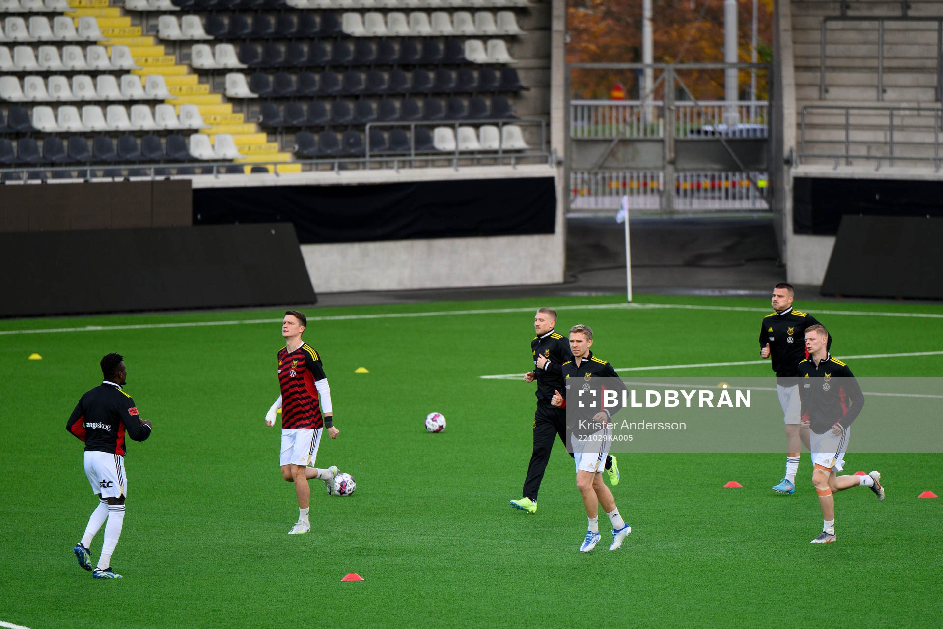 Östersunds spelare före fotbollsmatchen i Superettan
