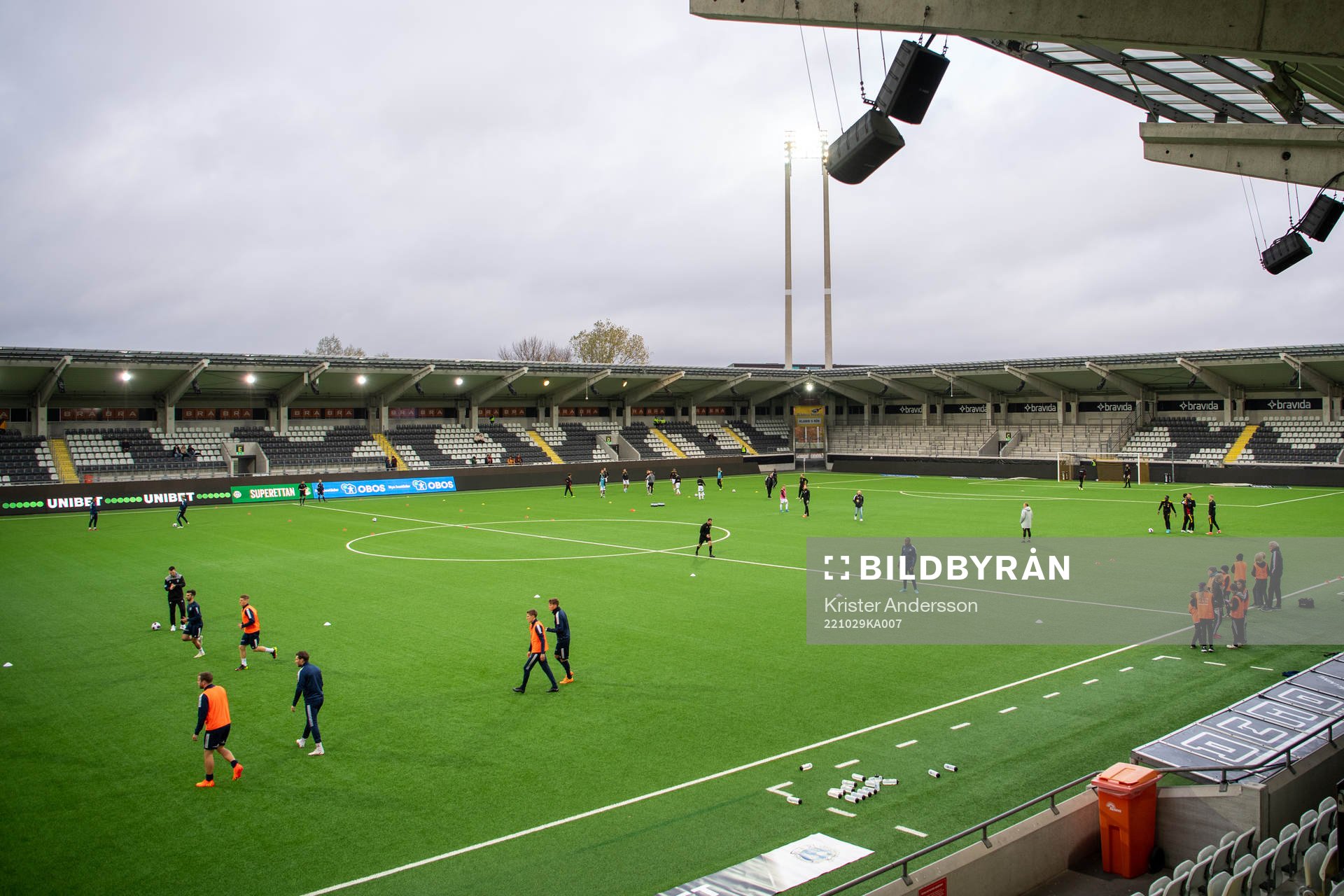 Lagen värmer upp på Bravida Arena före fotbollsmatchen i