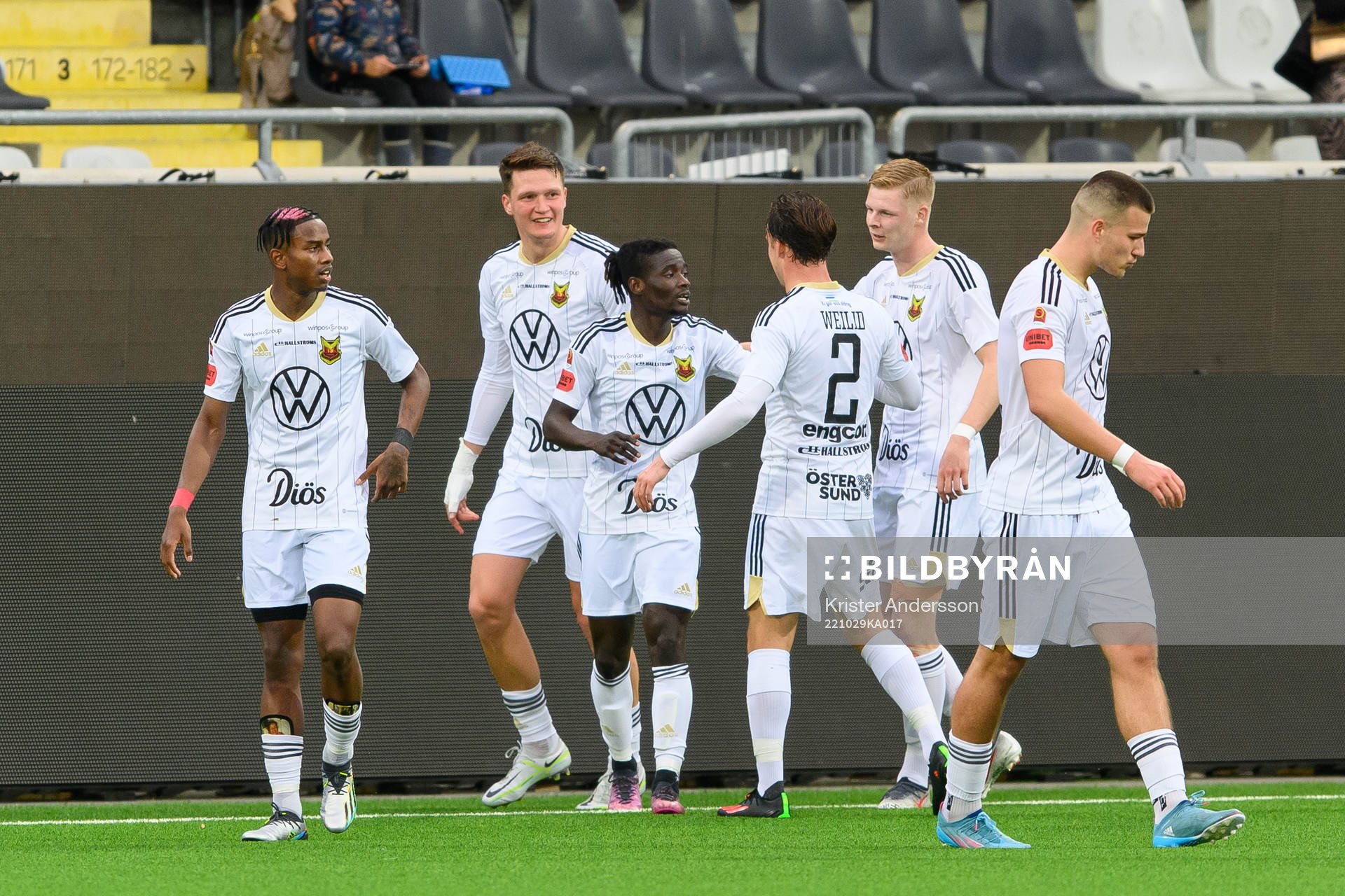 Östersunds Yannick Armel Assiedou Adjoumani jublar med laget efter 0-1 under fotbollsmatchen i Superettan mellan Utsikten och Östersund den 29 oktober 2022 i Göteborg.