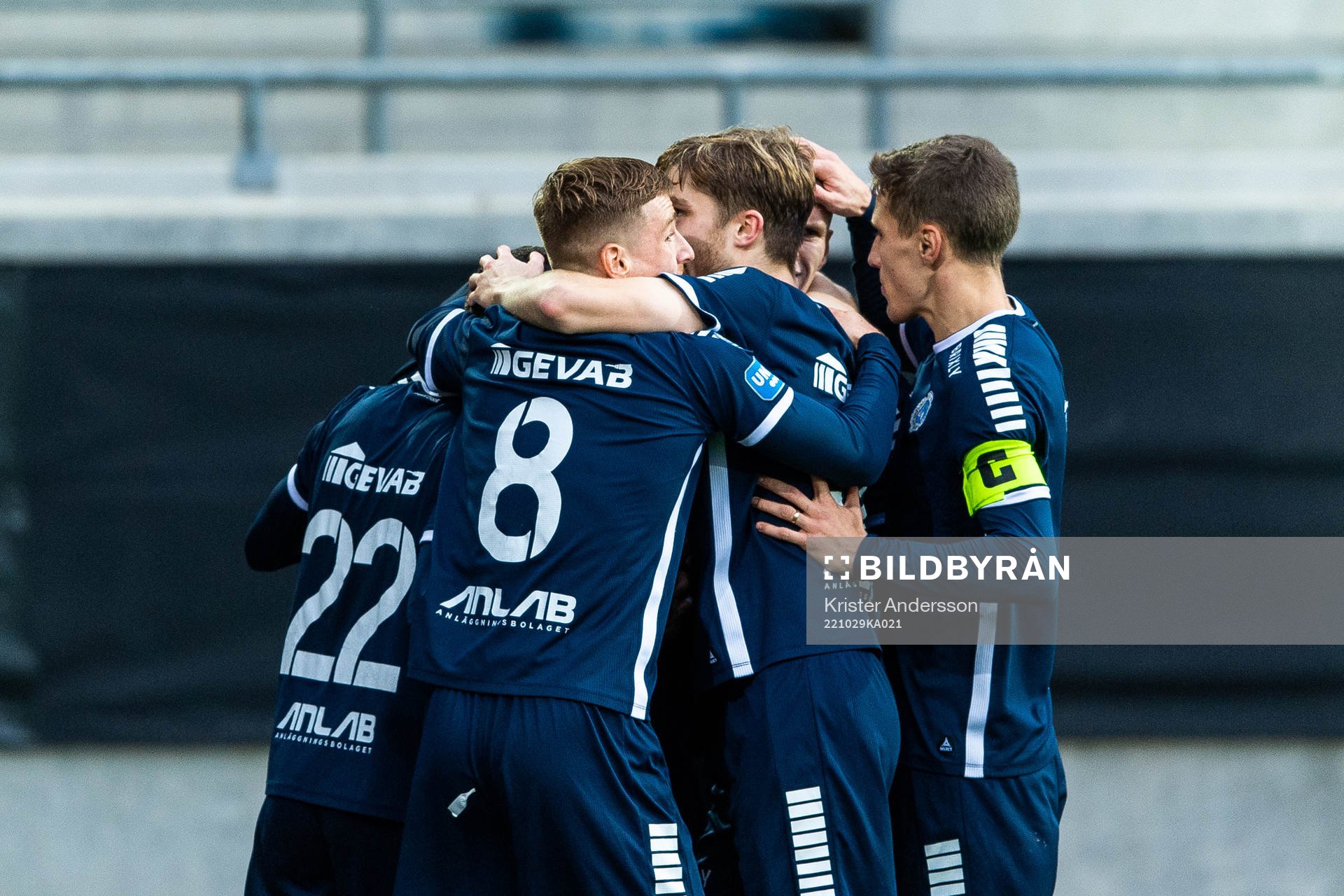 Utsiktens Albin Skoglund jublar med lagkamrater