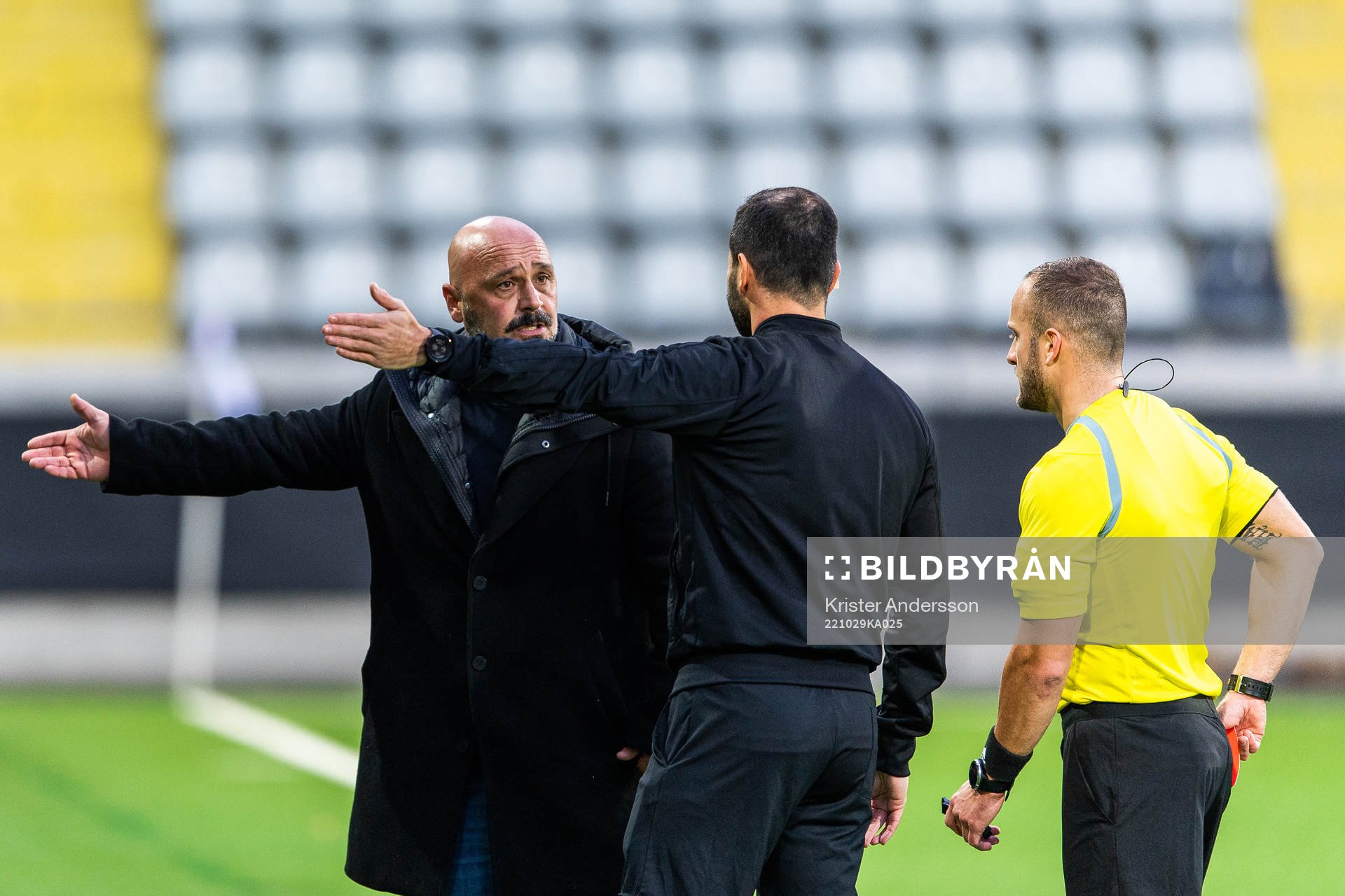 Utsiktens manager Bosko Orovic får rött kort av domare