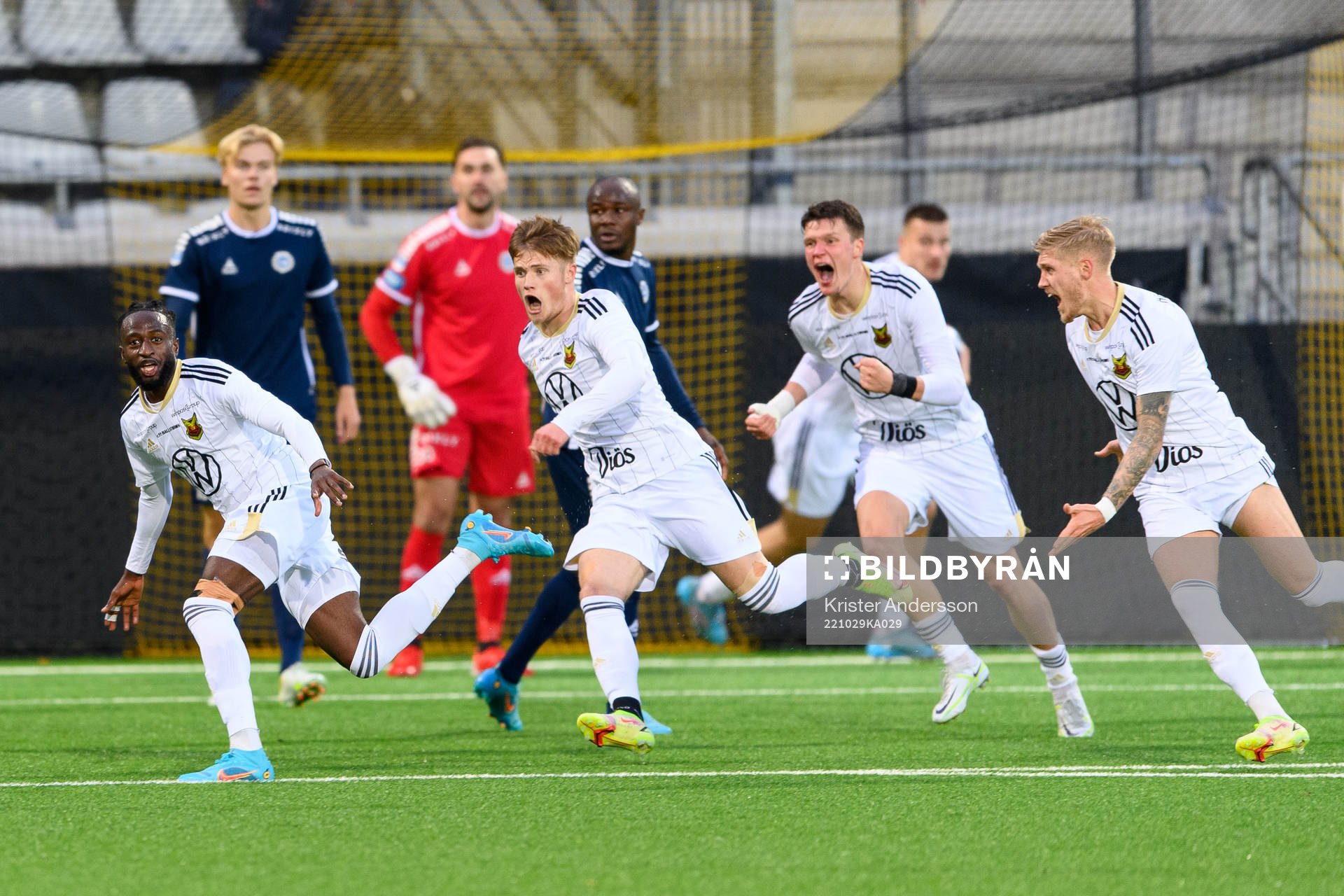 Östersunds Mansour Sinyan (v) kvitterar till 3-3 och