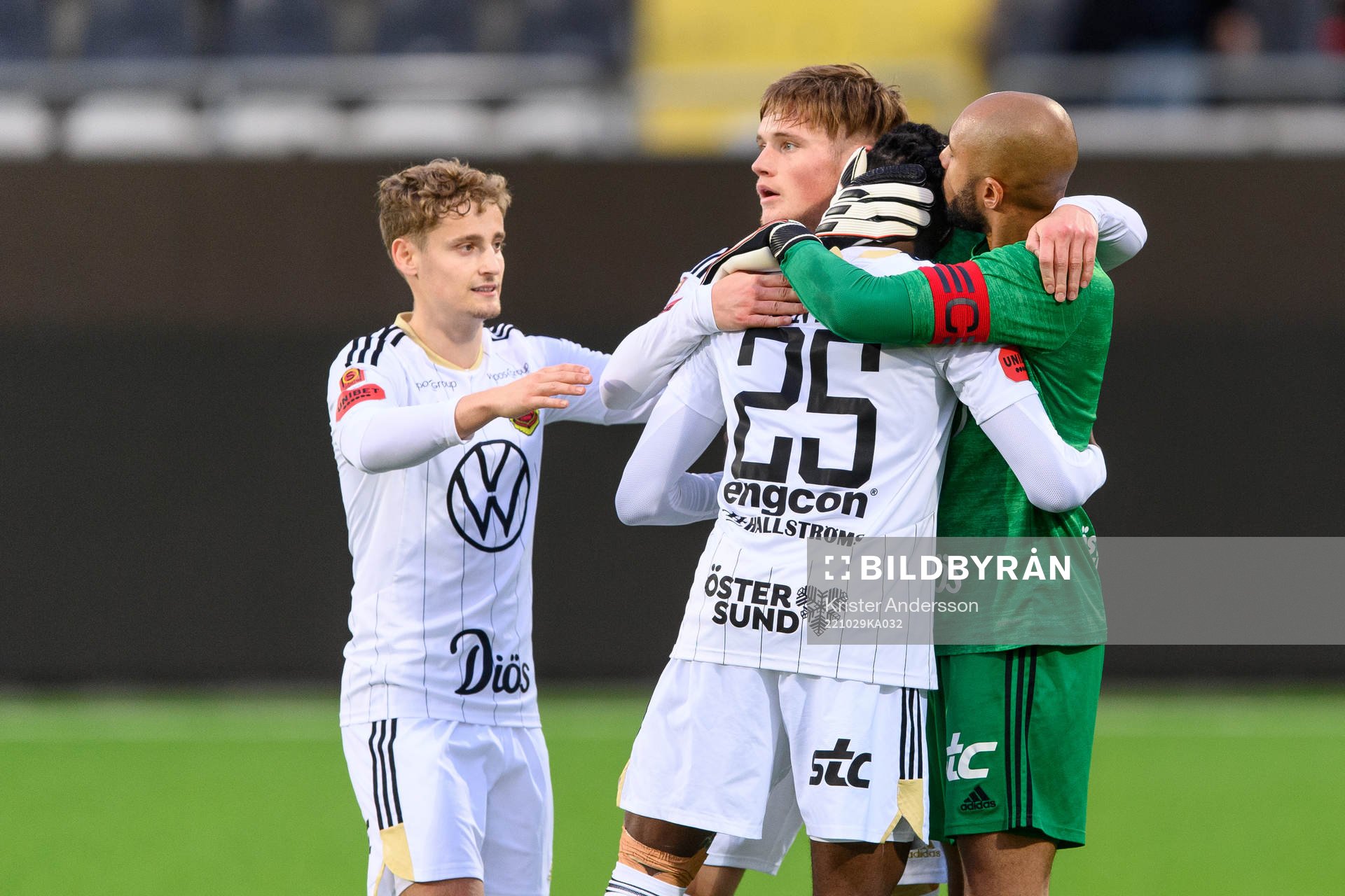Östersunds spelare jublar efter fotbollsmatchen i Superettan mellan Utsikten och Östersund den 29 oktober 2022 i Göteborg. 