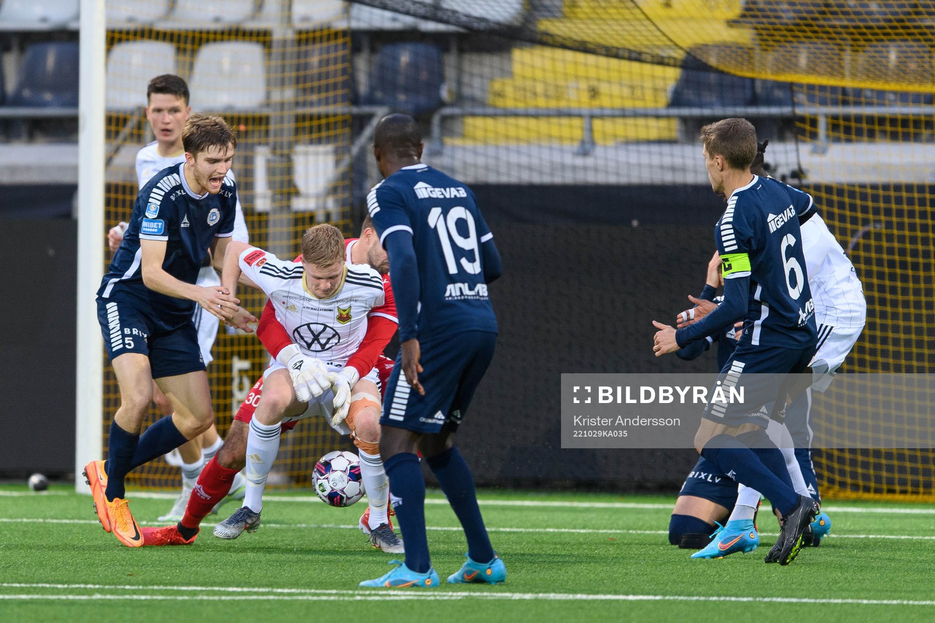 Östersunds Malcolm Stolt i kamp med Utsiktens målvakt Mikica Gjorgievski under fotbollsmatchen i Superettan mellan Utsikten och Östersund den 29 oktober 2022 i Göteborg. 