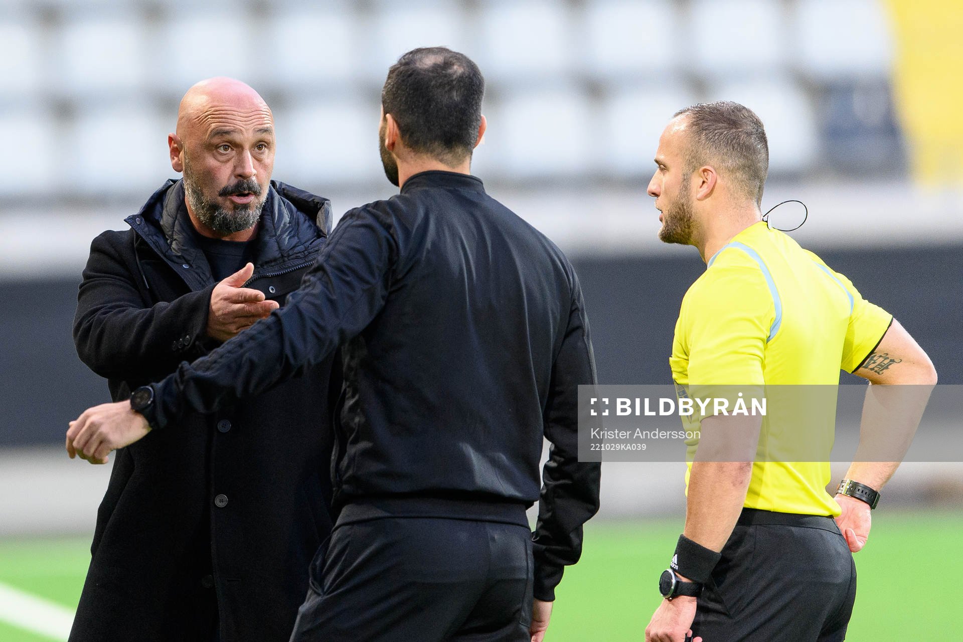 Utsiktens manager Bosko Orovic får rött kort av domare
