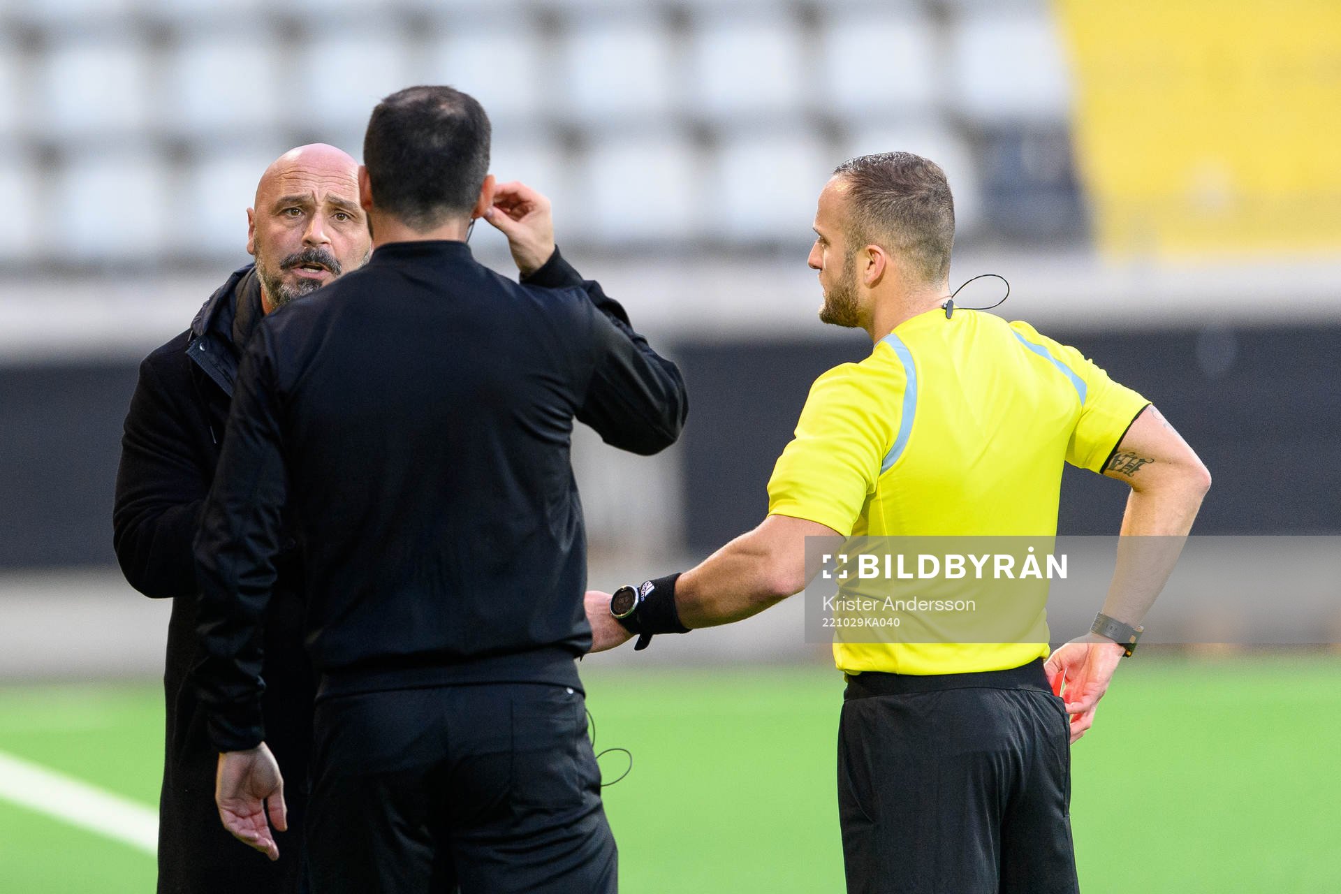 Utsiktens manager Bosko Orovic får rött kort av domare