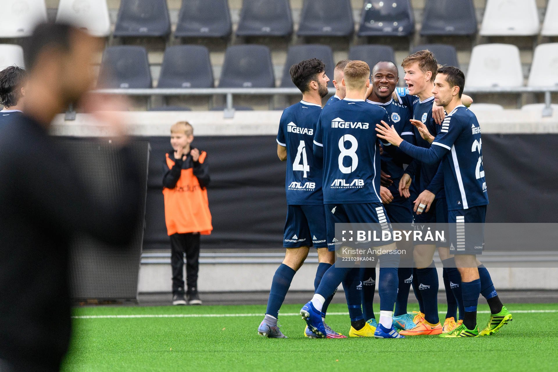 Utsiktens Albin Skoglund jublar med laget