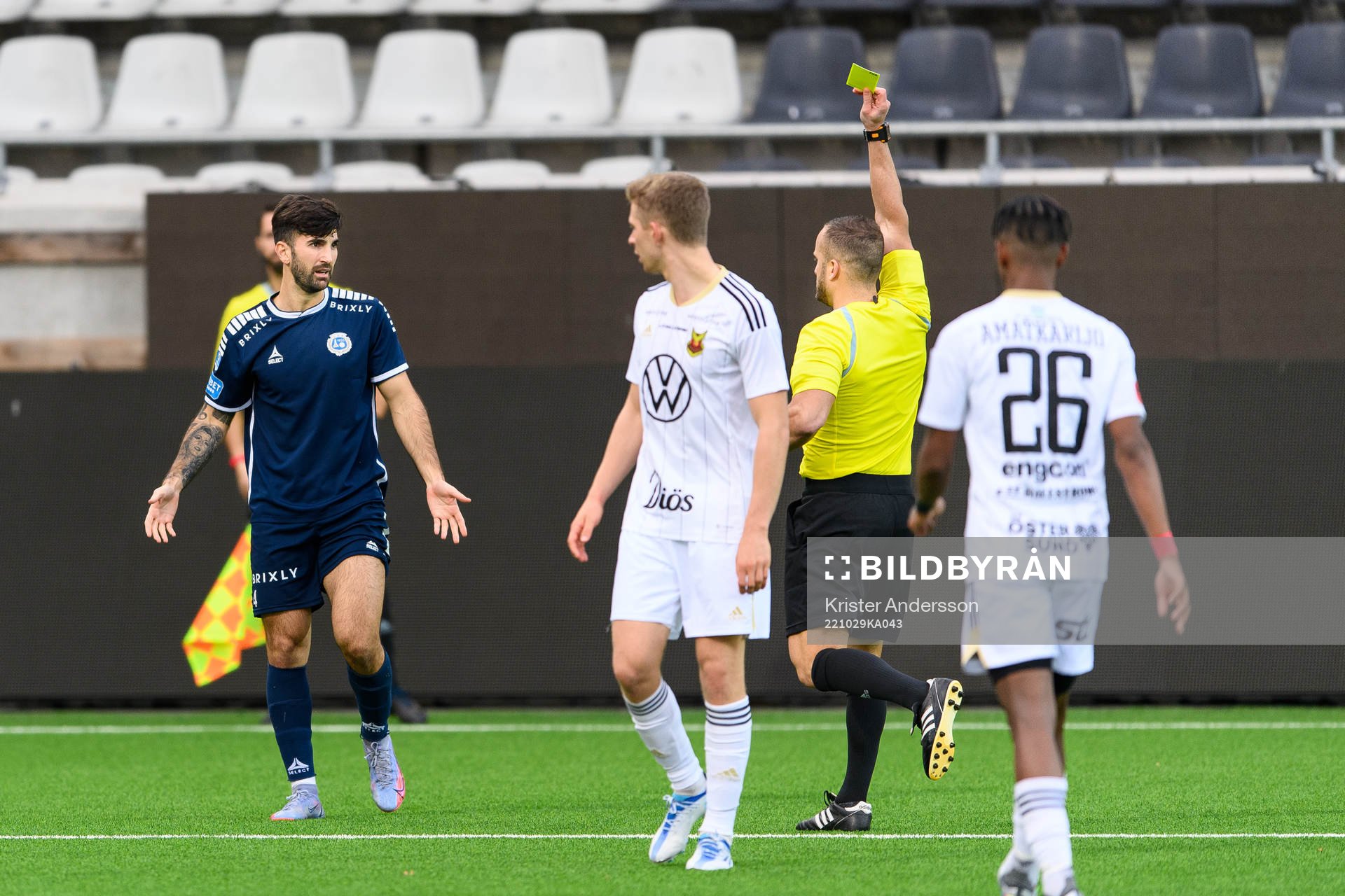Utsiktens Allan Mohideen får gult kort