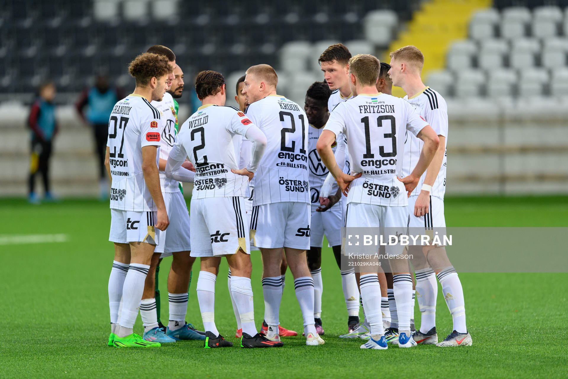 Östersunds Simon Kroon samlar spelarna vid en paus