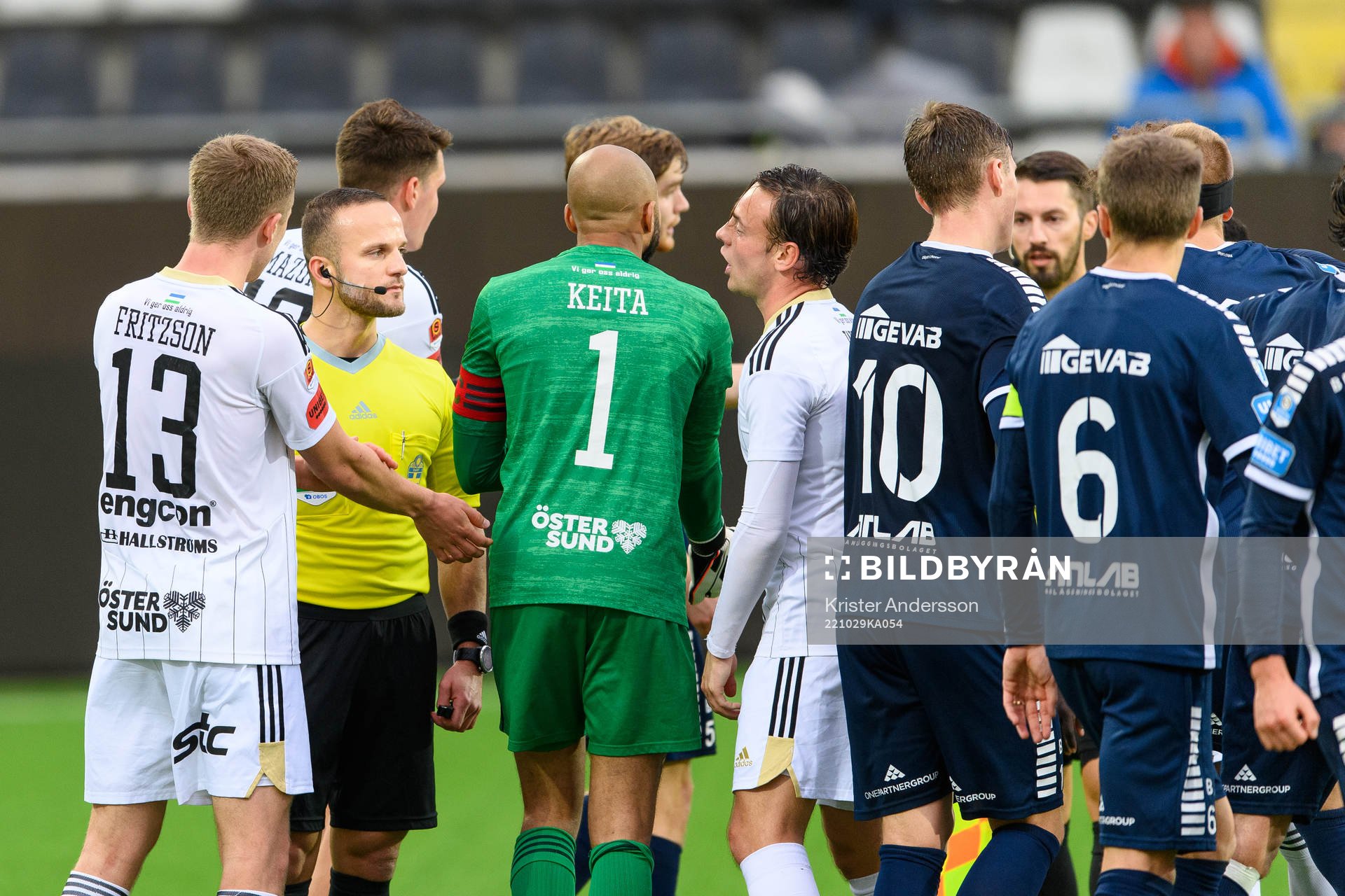 Östersunds spelare reagerar på domare Rinon Hasani