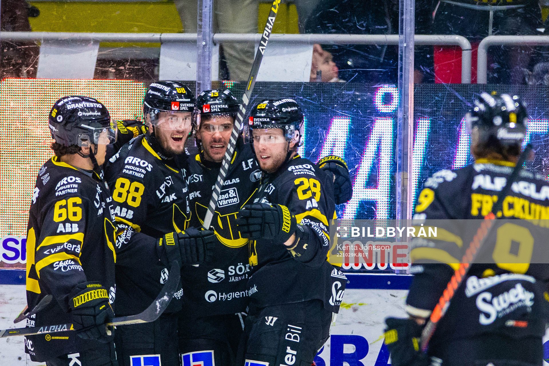 Västerås Lukas Zetterberg (h) jublar med Alexander