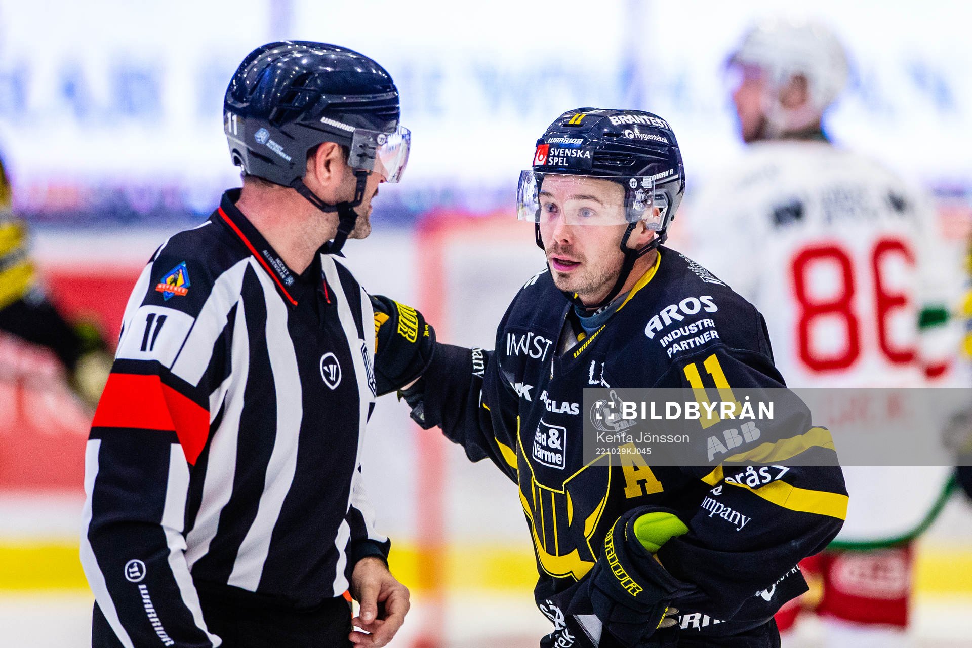 Västerås Anton Svensson i samtal med domare  Daniel