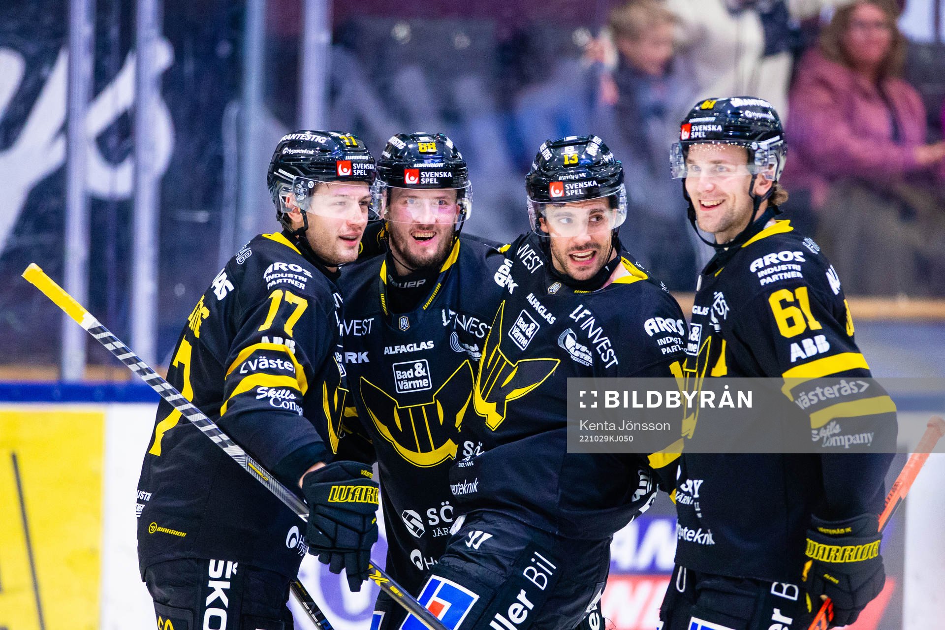 Västerås Jesper Kokkonen (tvåa fr vänster) jublar med