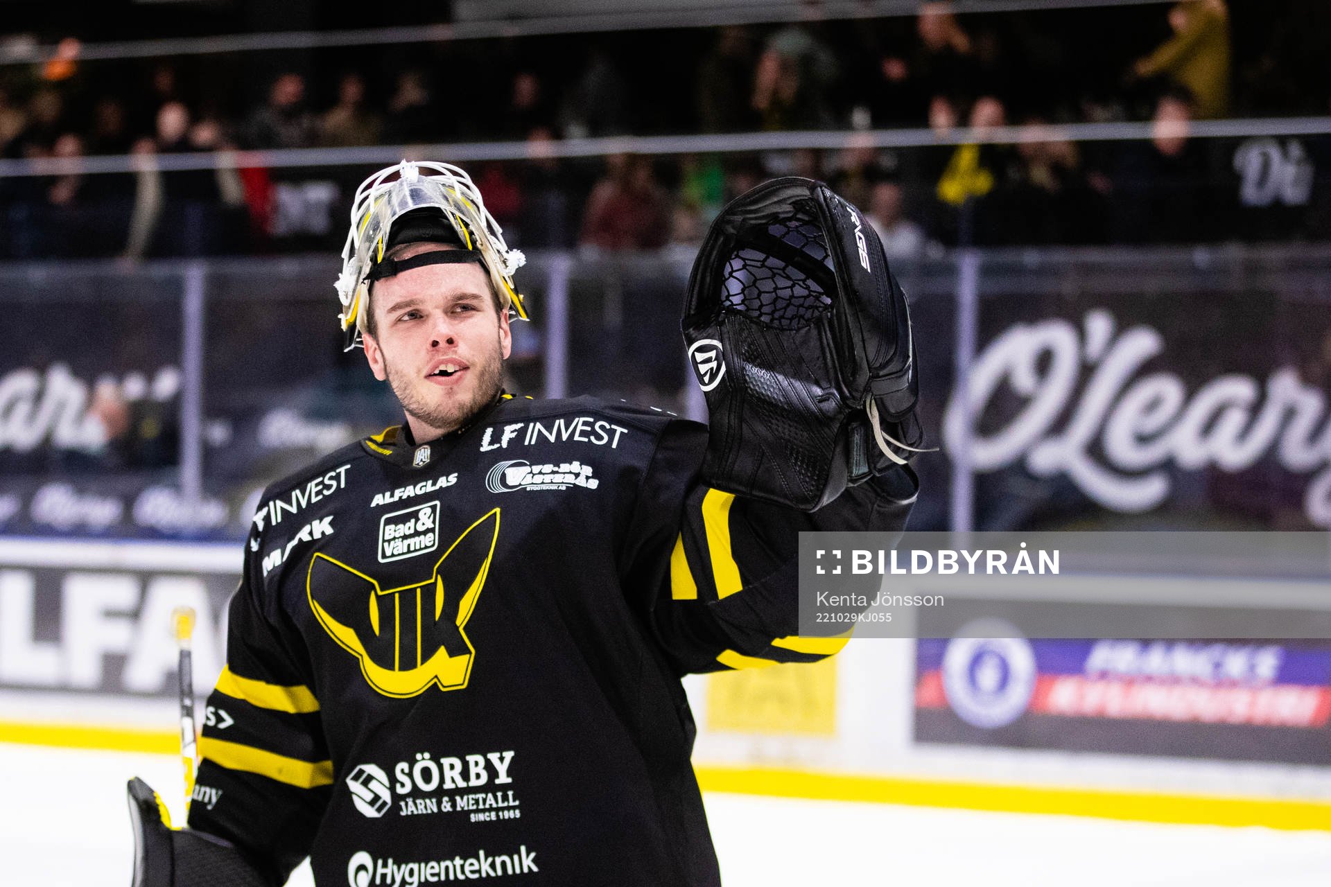 Västerås målvakt Johan Gustafsson jublar