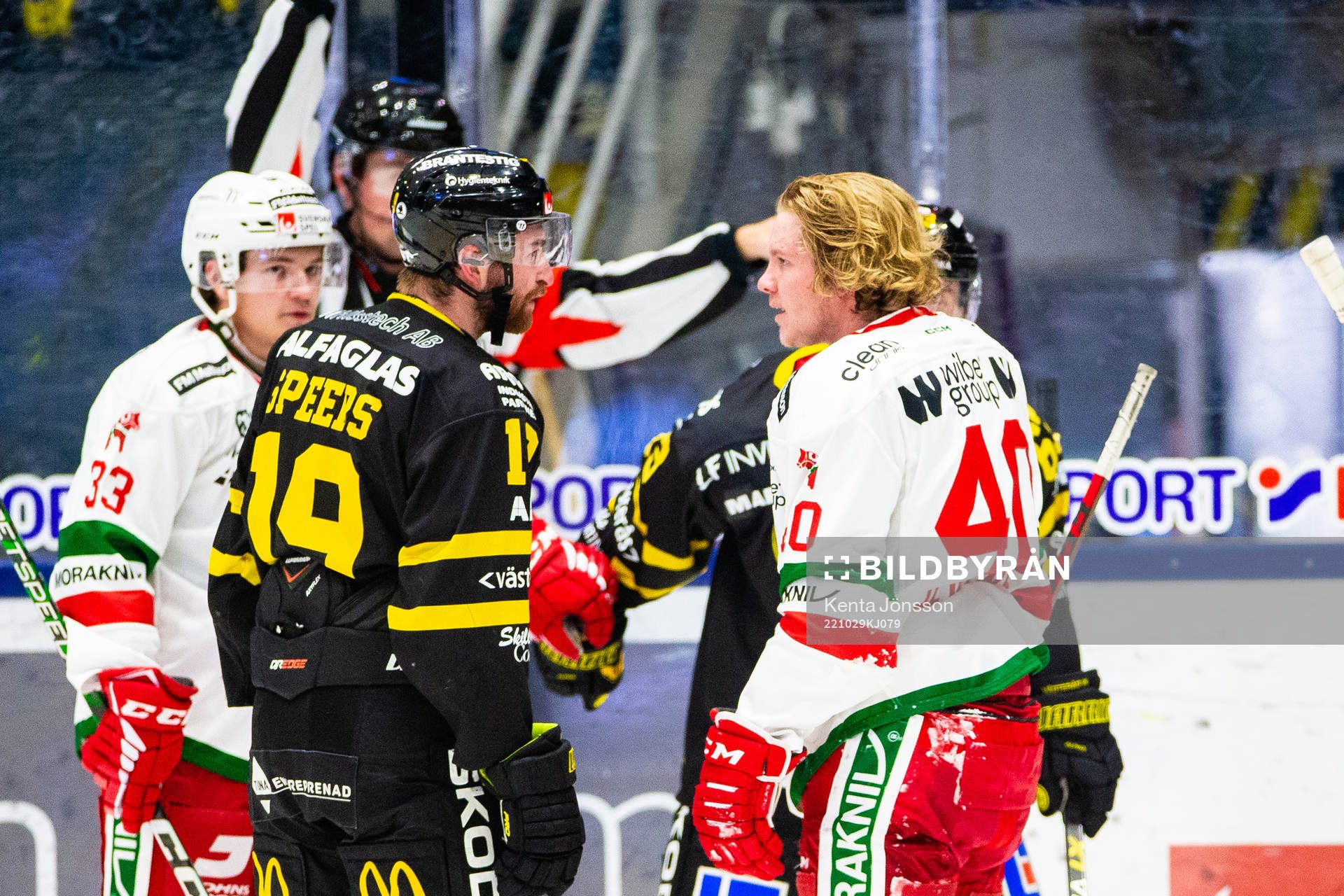 Västerås Blake Speers och Moras Anton Heikkinen i samband