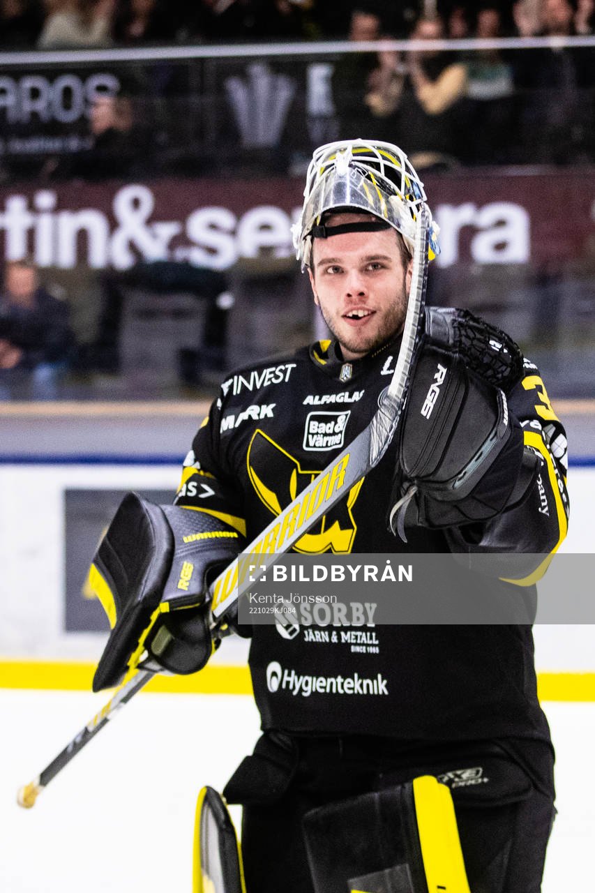 Västerås målvakt Johan Gustafsson jublar
