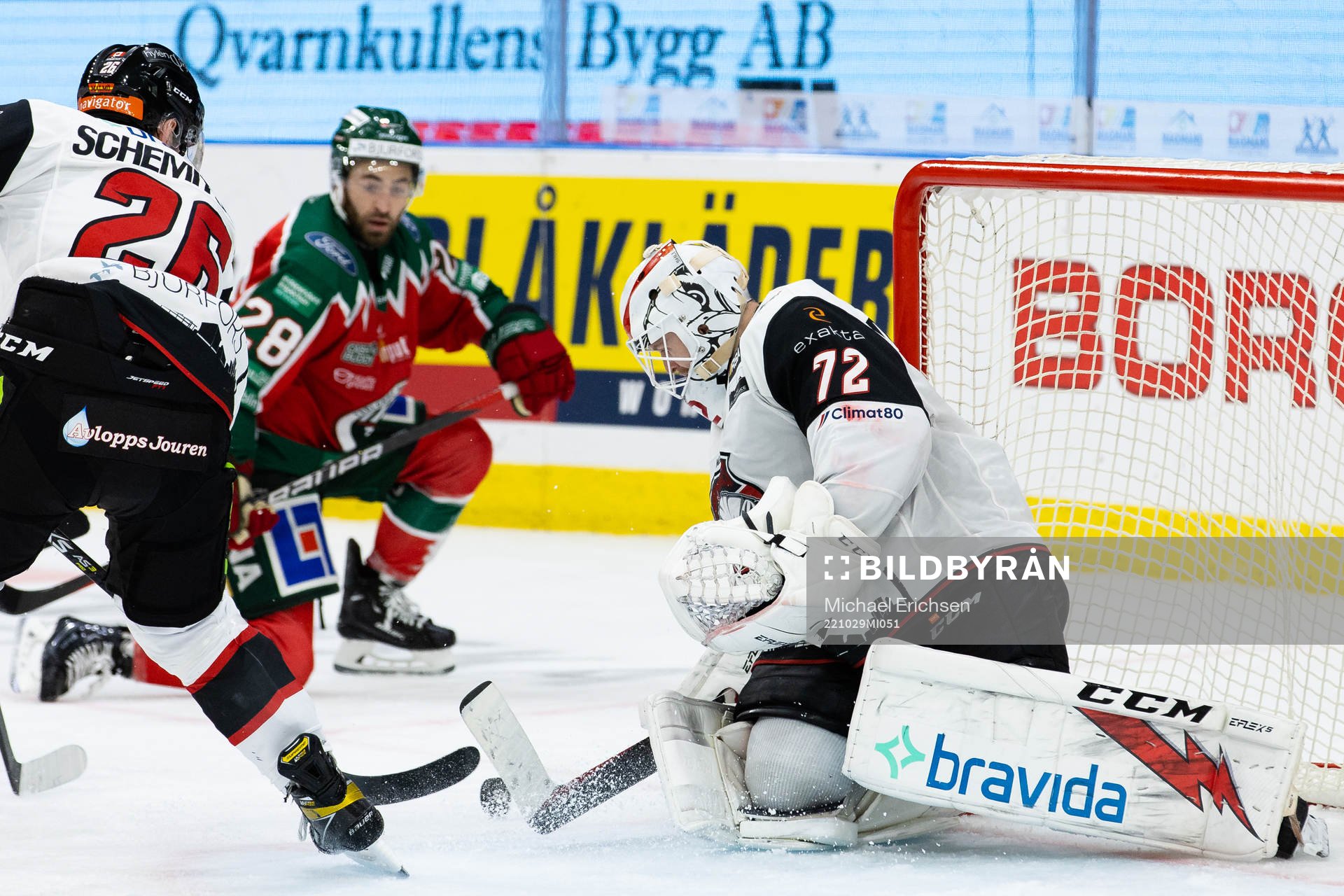 Malmö Redhawks målvakt Daniel Marmenlind räddar ett skott