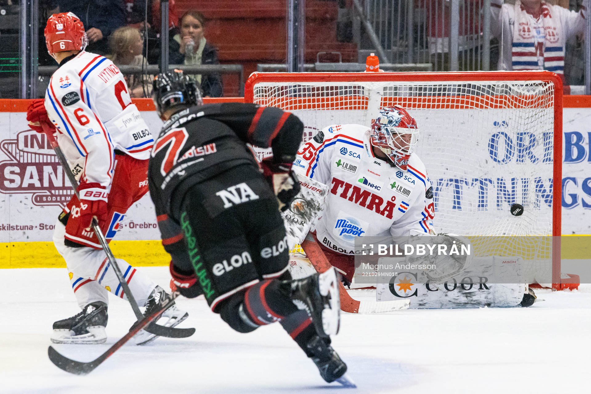 Örebros Rasmus Rissanen gör 1-0 bakom Timrås målvakt