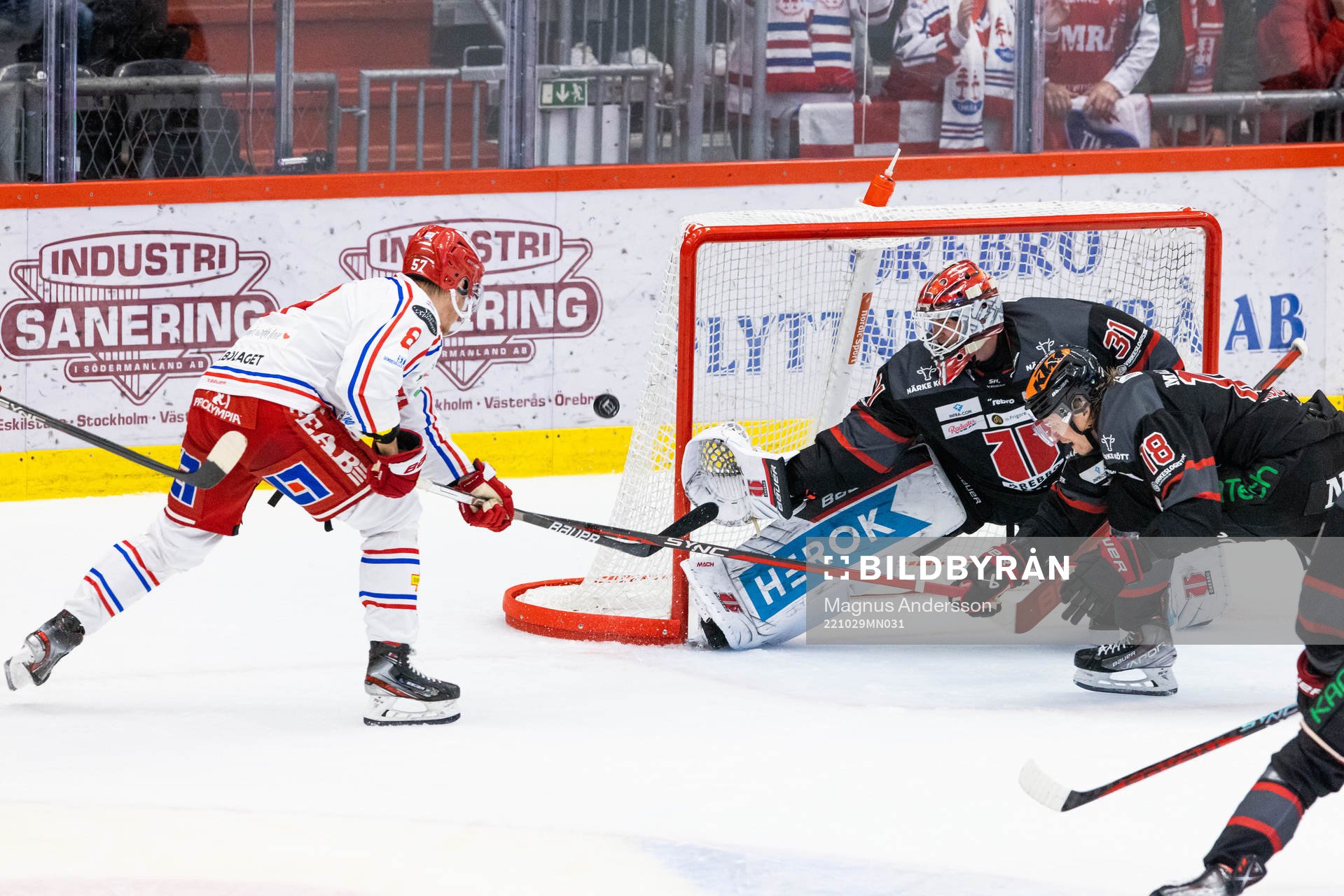 Timrås Didrik Strömberg med läge mot Örebros målvakt