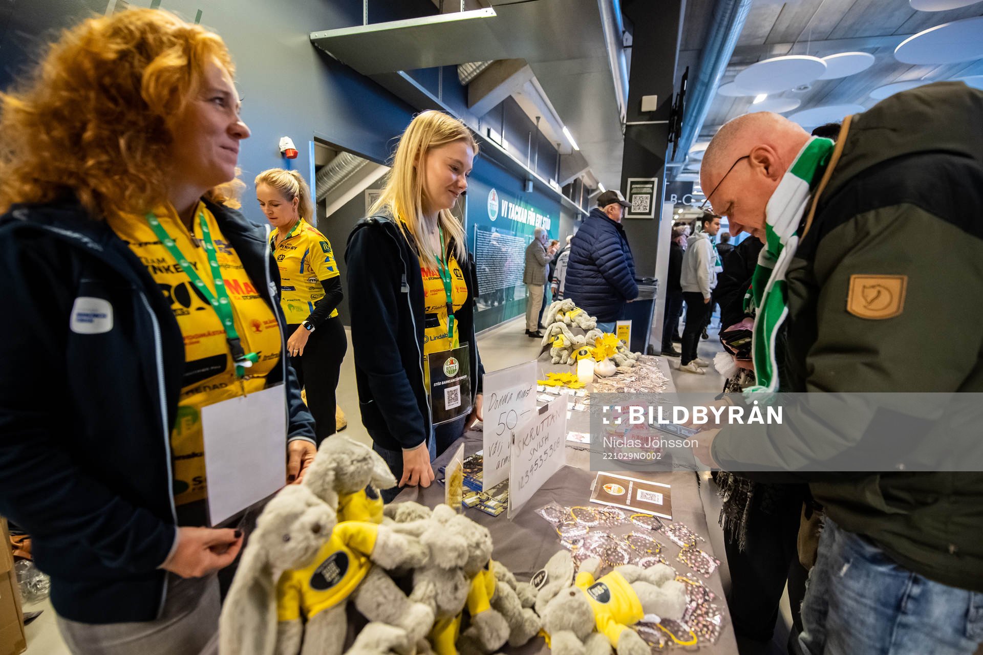 Team Rinkeby säljer saker för Barncancerfonden