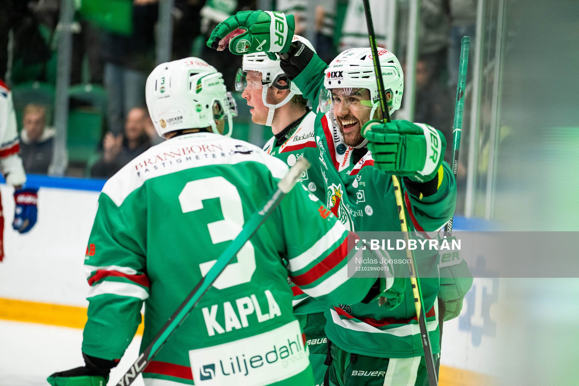 Rögles Ludvig Larsson jublar med lagkamrater