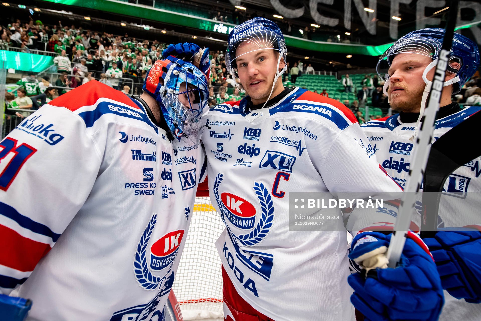 Oskarshamns målvakt Tim Juel och Jonas Engström jublar