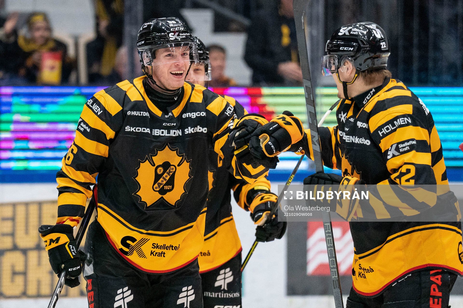 Skellefteås Rickard Hugg och Jonathan Johnsson jublar