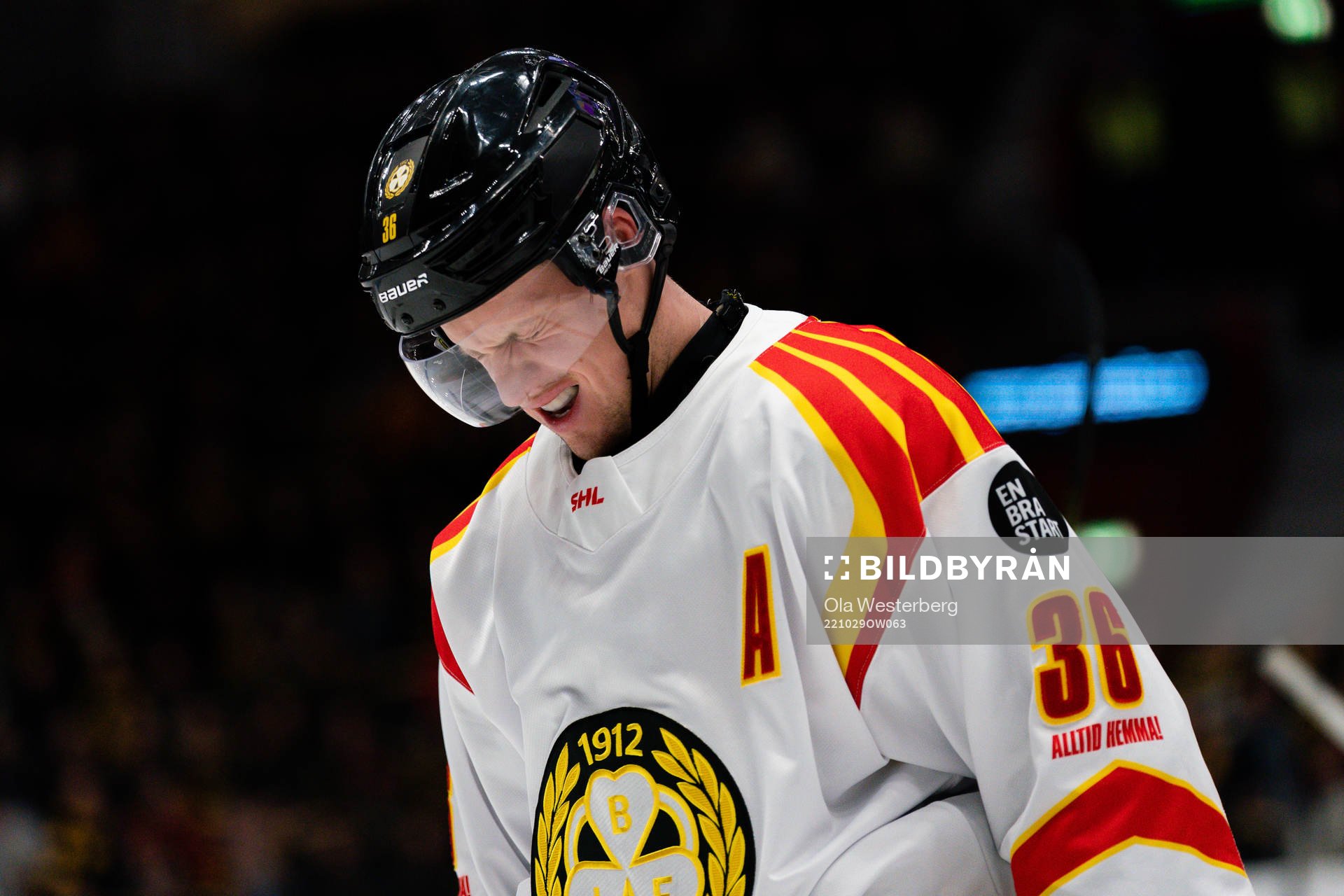 Brynäs Linus Ölund grinar illa