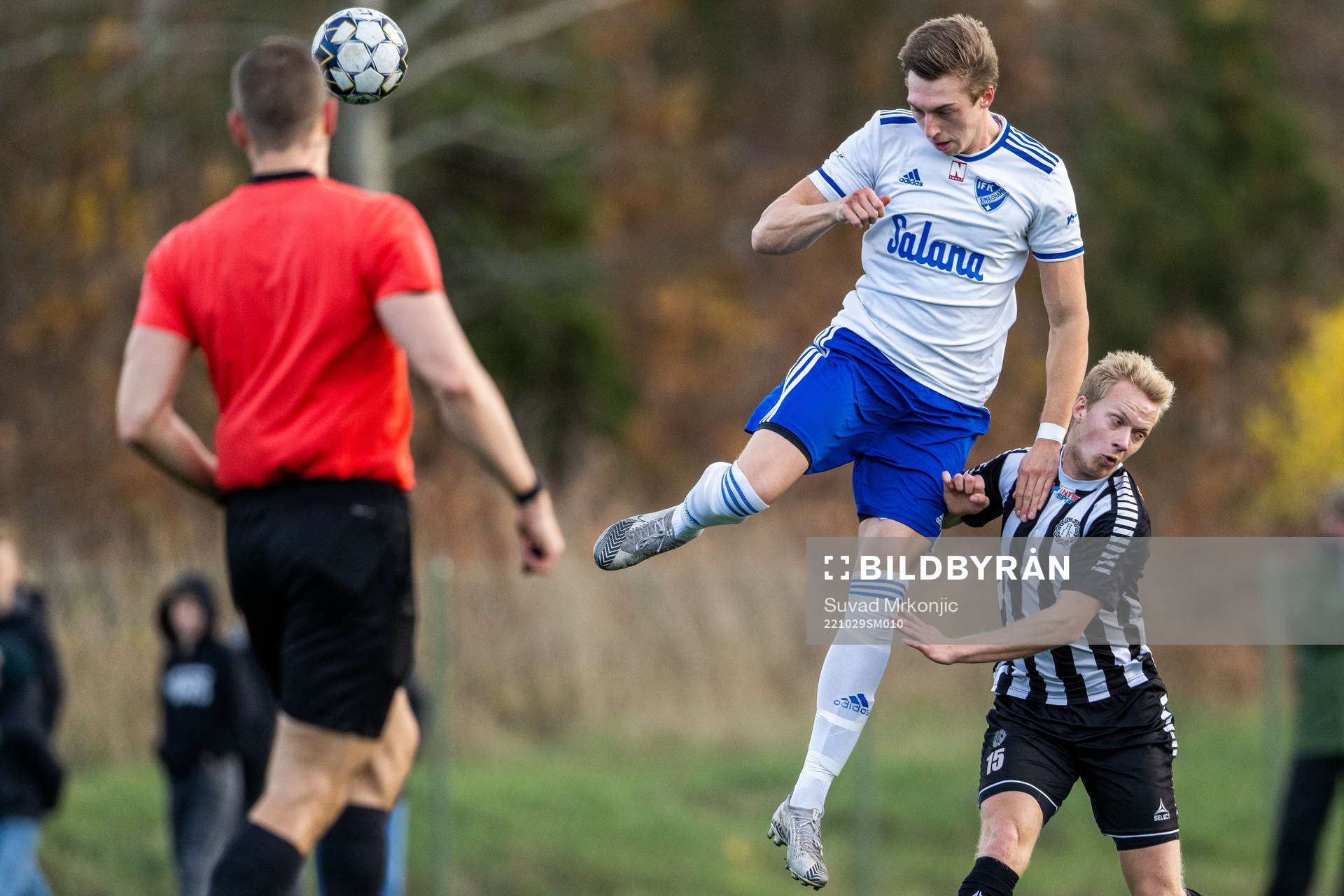 Simrishamns Lucas Olsson och Högsbys Anton Olsson under fotbollsmatchen i kvalet till division 2 mellan Högsby och Simrishamn den 29 oktober 2022 i Högsby.