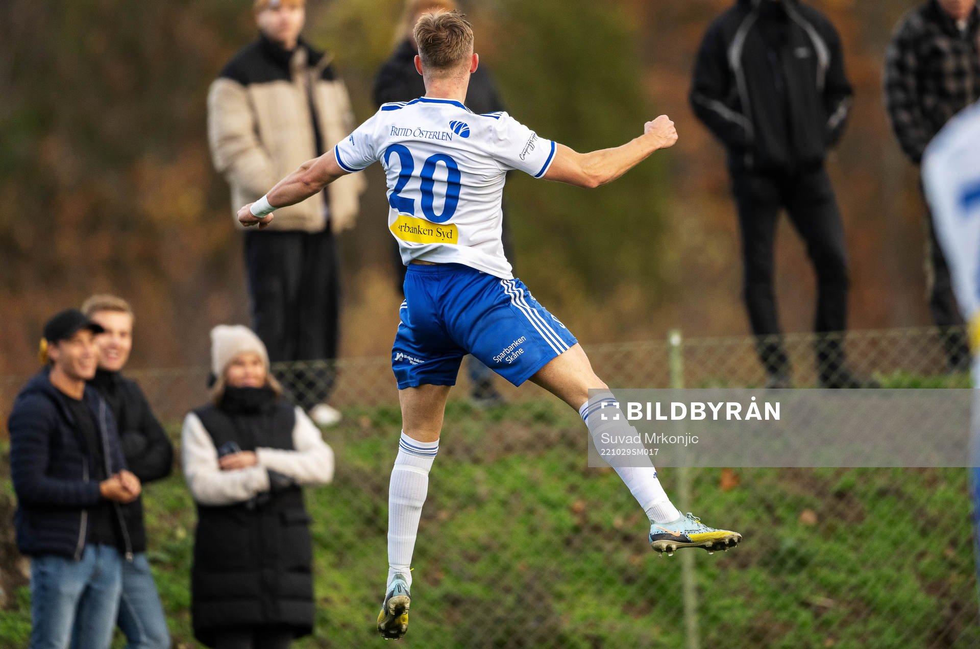 Simrishamns Pontus Wiktorsson jublar efter 0-2 under fotbollsmatchen i kvalet till division 2 mellan Högsby och Simrishamn den 29 oktober 2022 i Högsby.