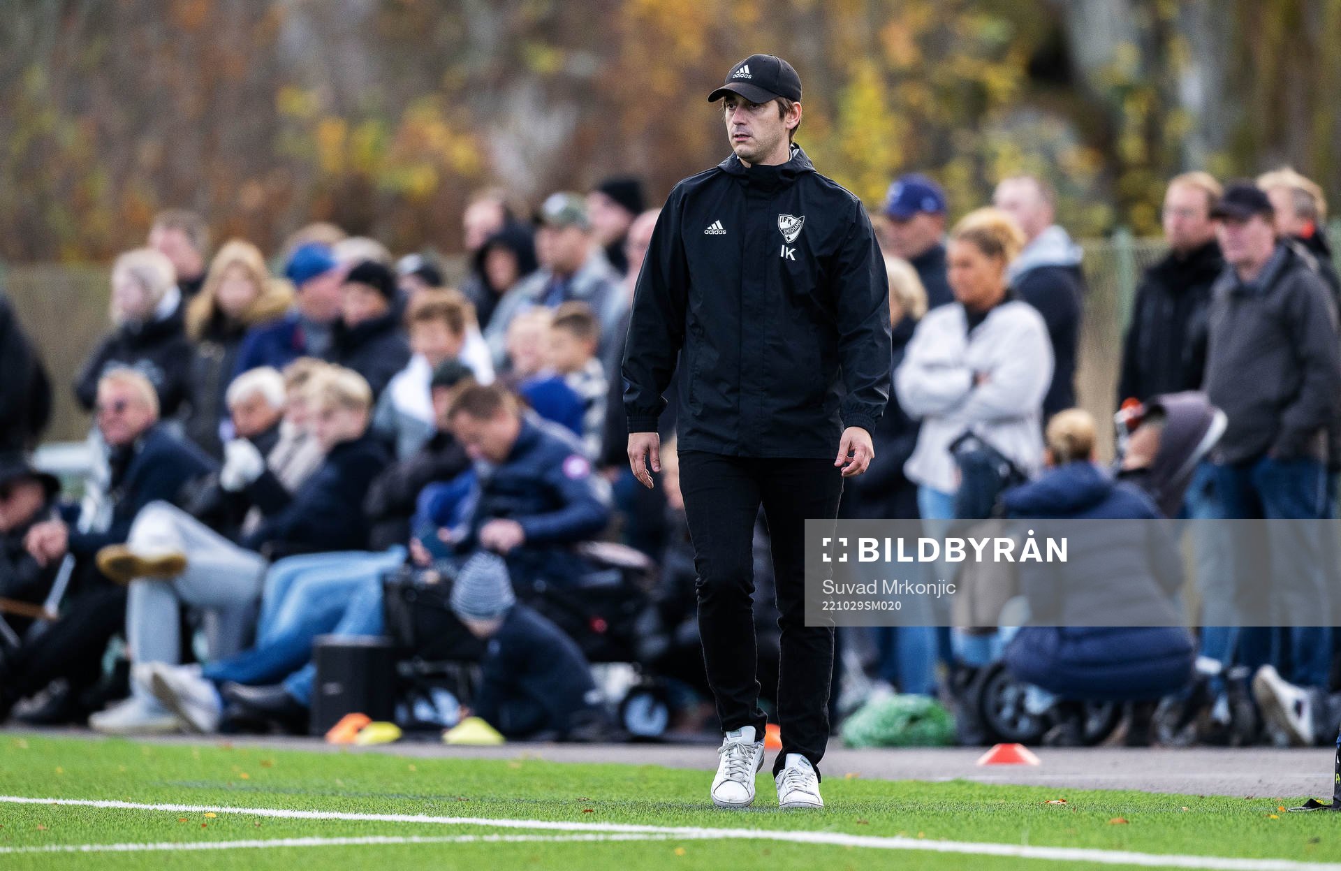 Simrishamns tränare Izet Kaljic under fotbollsmatchen i kvalet till division 2 mellan Högsby och Simrishamn den 29 oktober 2022 i Högsby.