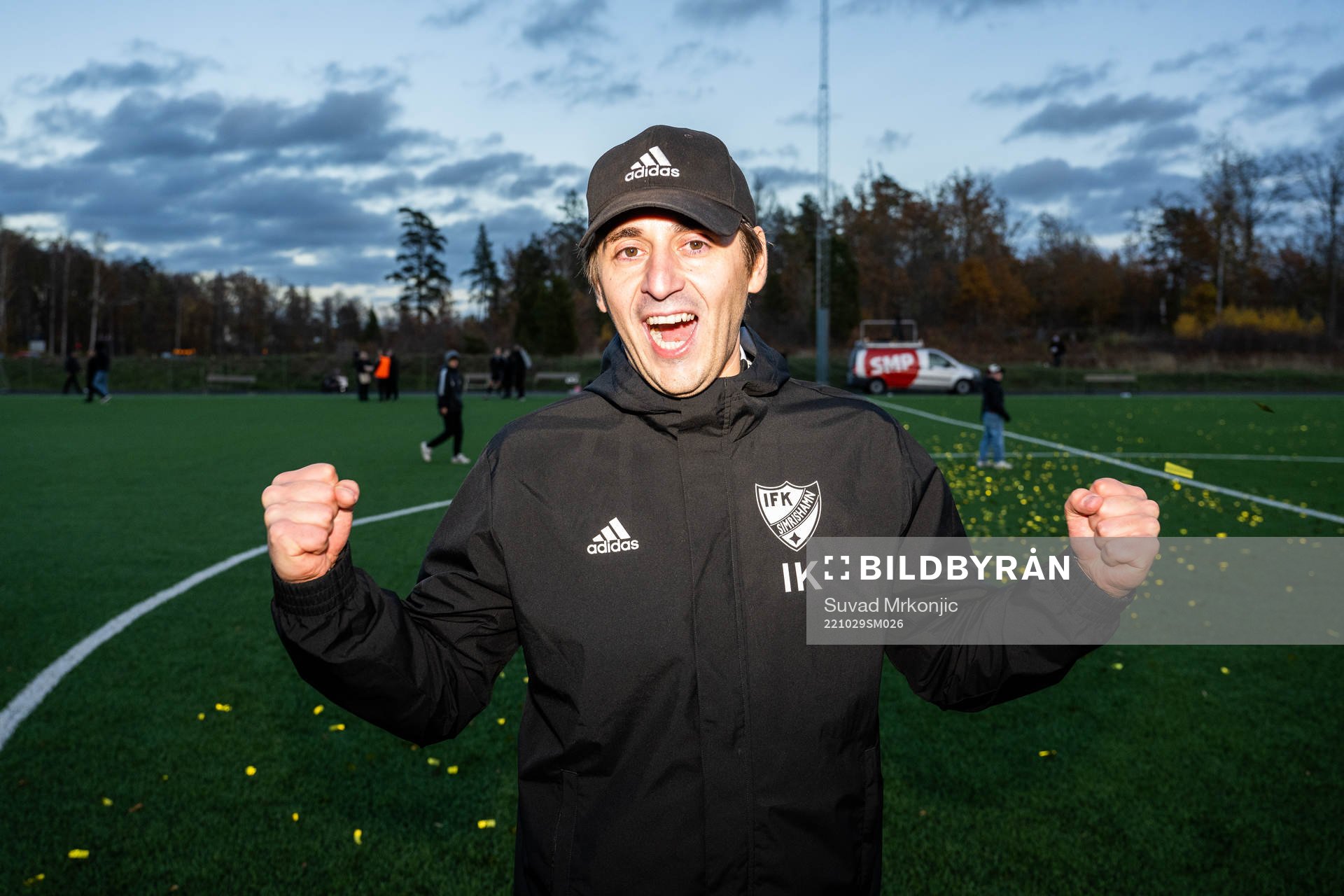 Simrishamns tränare Izet Kaljic jublar efter fotbollsmatchen i kvalet till division 2 mellan Högsby och Simrishamn den 29 oktober 2022 i Högsby.